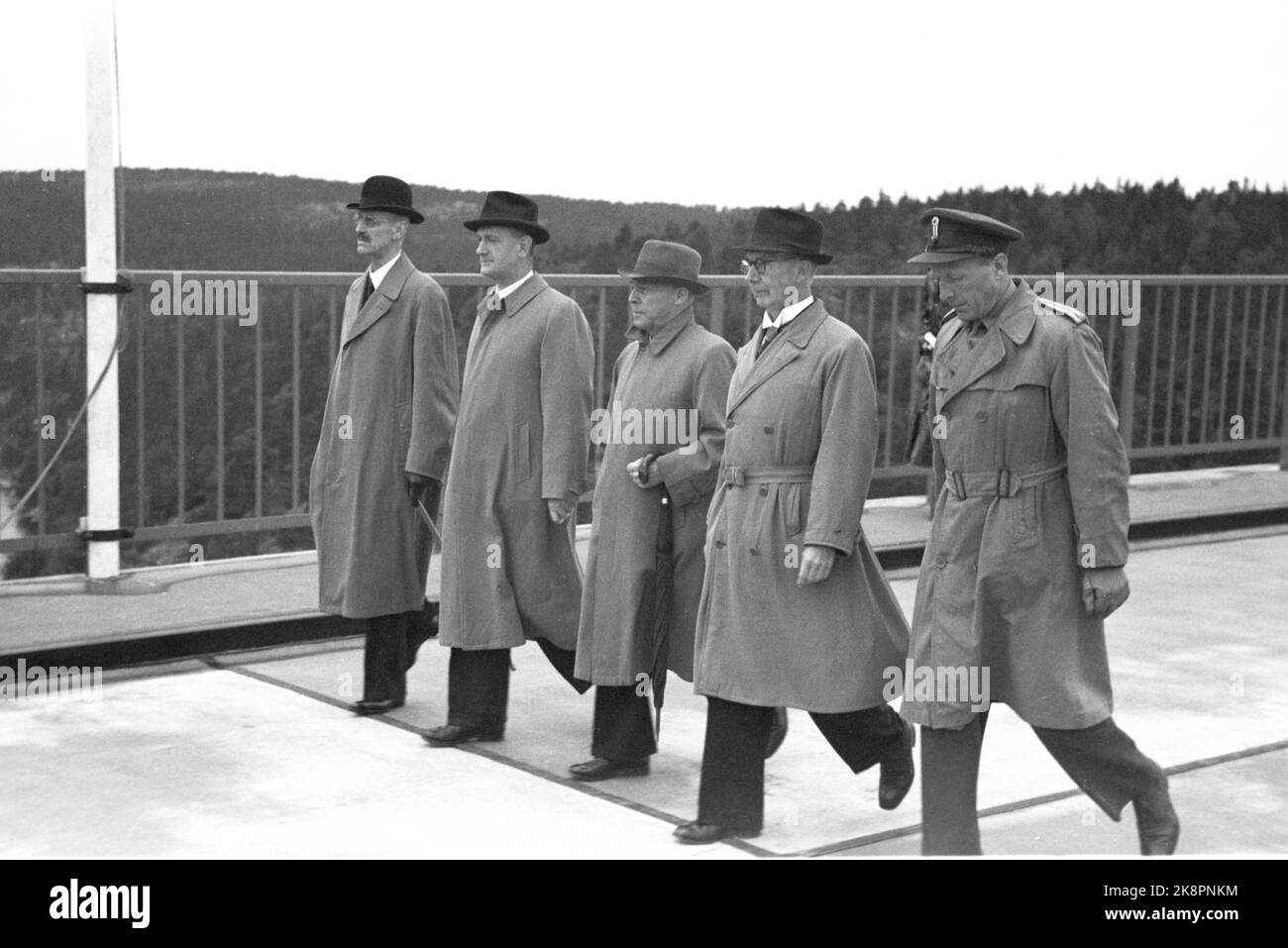 Svinesund 19460615. Le pont Svinesund à Halden, entre la Norvège et la Suède, est ouvert par le roi Haakon et le prince héritier Gustav Adolf, qui se rencontrent au milieu de la brosse de pont de 420 mètres de long. Nous voyons ici le roi Haakon (t.v.) avec Nils Langhelle, FR. Monsen, gouverneur de comté Bull et King's Adjutant Major Bjart Order. Photo: Archives NTB / NTB photo: Archives NTB / NTB Banque D'Images