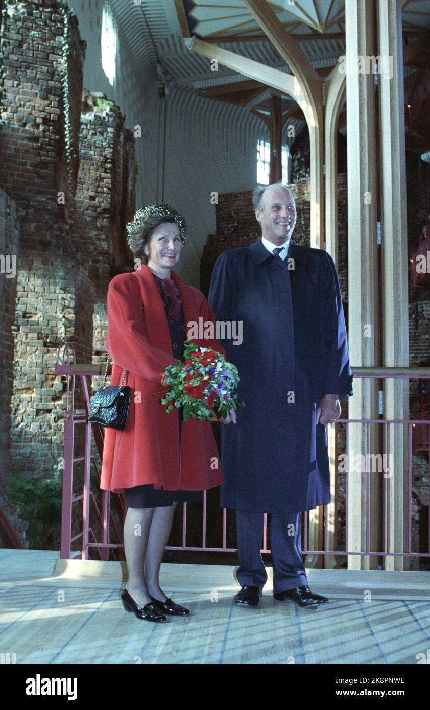 Copenhague 19911030 le couple royal norvégien visite le Danemark. Le roi Harald et la reine Sonja visitent Koldinghus. Sonja en couche rouge. Photo: Bjørn Sigurdsøn / NTB Banque D'Images