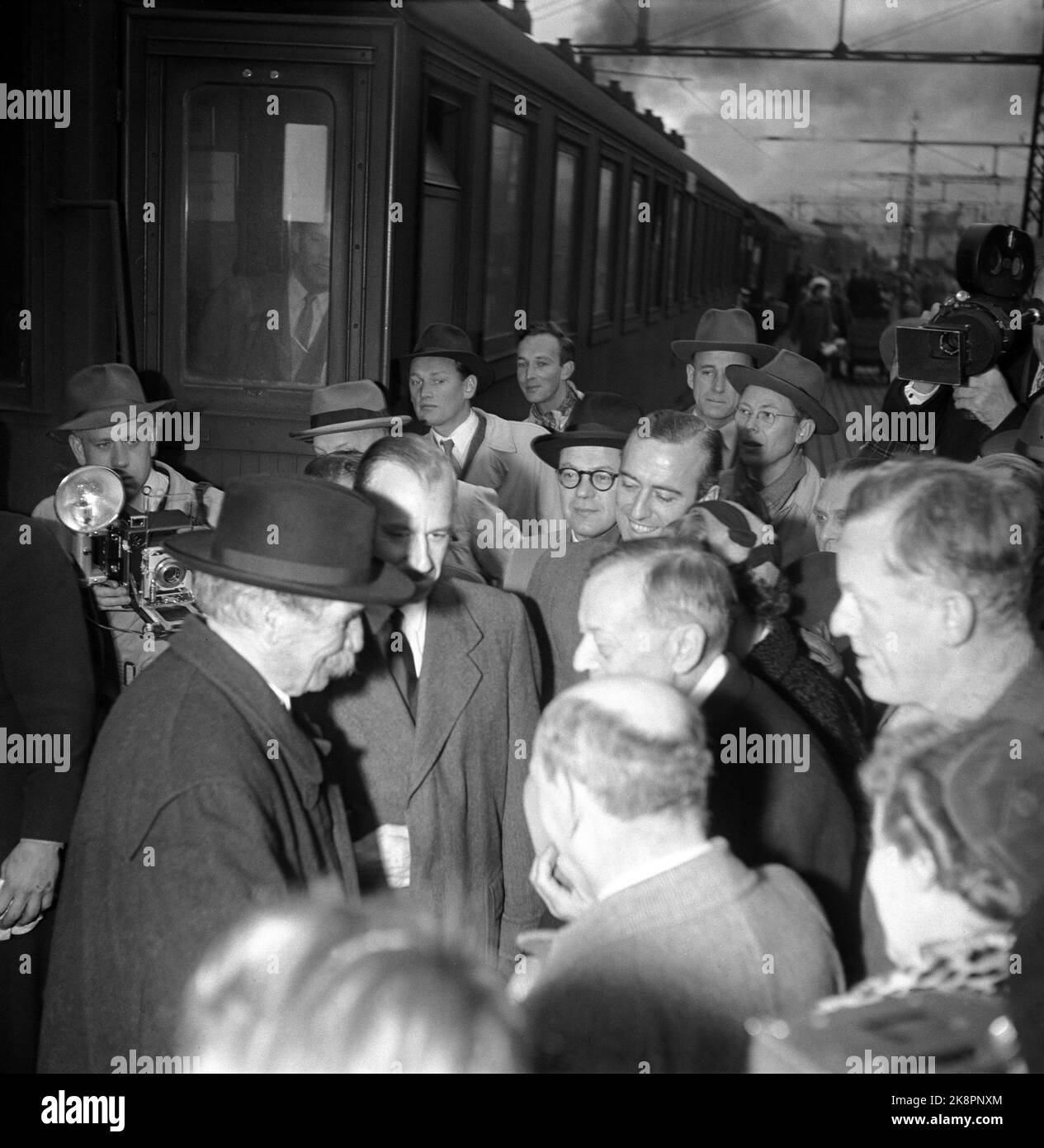 Oslo, novembre 1954. 'Albert Schweitzer, som kom à Oslo 2. nov. Pour škvittere pour fredspreved med den obligatoriiske Nobel-talen, må ha følt varmen strømme mot seg helt fet øyeblikk han satte foten på perrongen på Østbanen. Utenfor stasjonen var det nesten comme folksomt som når en idrettsstjerne kommer hjem. Folk trengte seg på for šfå et glimt av denne store humanisten fafrikas urskog, mannen som ga avkall på den strålende karrière han rike intellektuelle og kunstneriske utrustning hadde sikret Ham, for slåss sykner sket skog skog skog skog slås slås burning. . Banque D'Images
