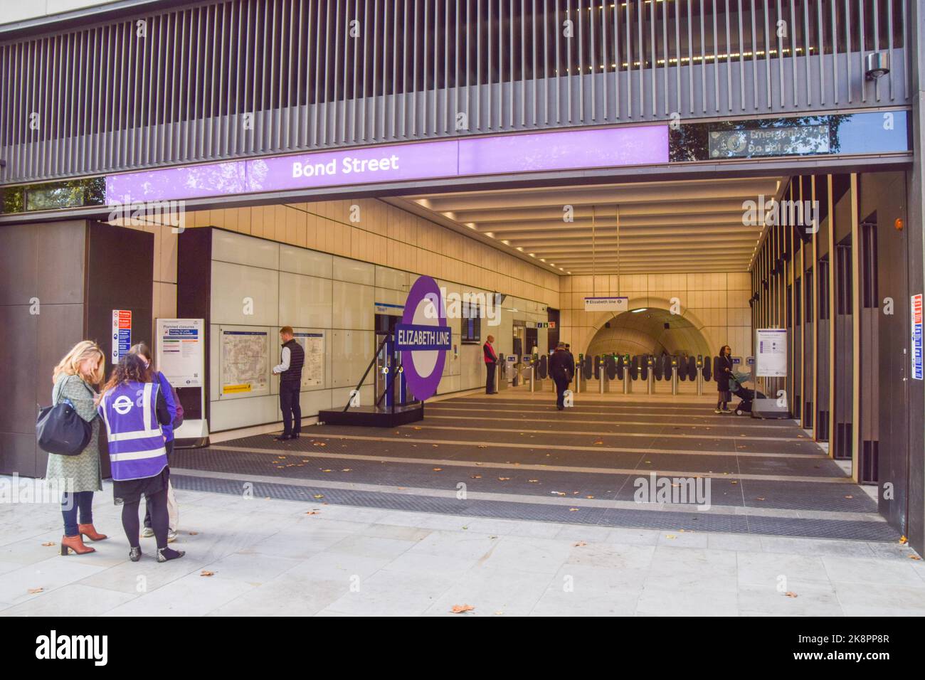 Londres, Royaume-Uni. 24th octobre 2022. Vue extérieure de la nouvelle station de métro Bond Street Elizabeth Line le jour de l'ouverture. Crédit : SOPA Images Limited/Alamy Live News Banque D'Images