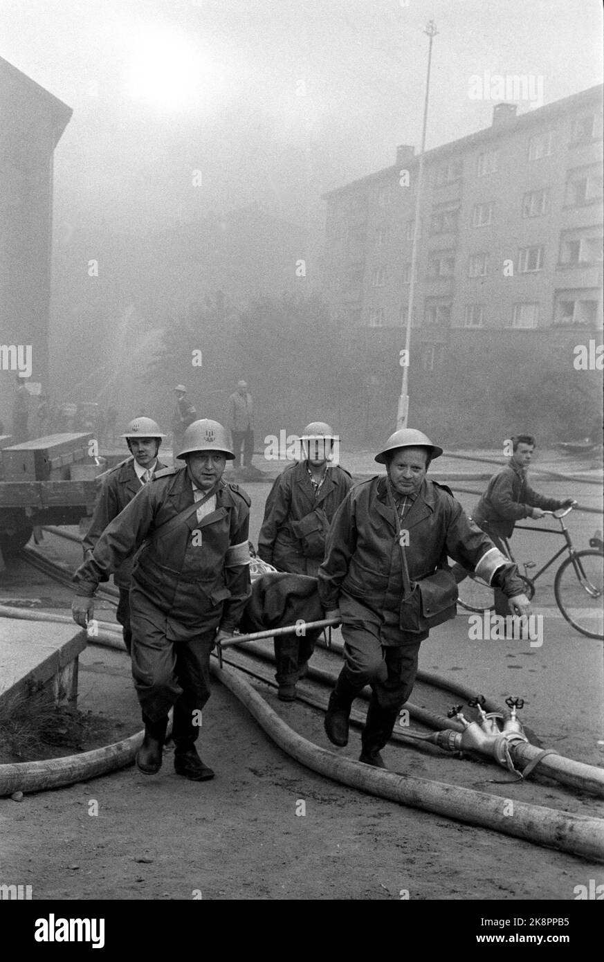 Oslo, juin 1960 : exercice de défense civile à Oslo. Scénario : un avion ennemi avait lancé une bombe nucléaire au-dessus de Majorstua et avait détruit toute la vie dans de grandes zones. En trois heures, la Défense civile avait sauvé 300 blessés graves et sauvé d'innombrables hors de bâtiments effondrés. Les pompiers avaient surmonté l'incendie et la circulation pouvait y retourner... Photo: Sverre Børretzen et Aage Storløkken, actuel / NTB. Banque D'Images