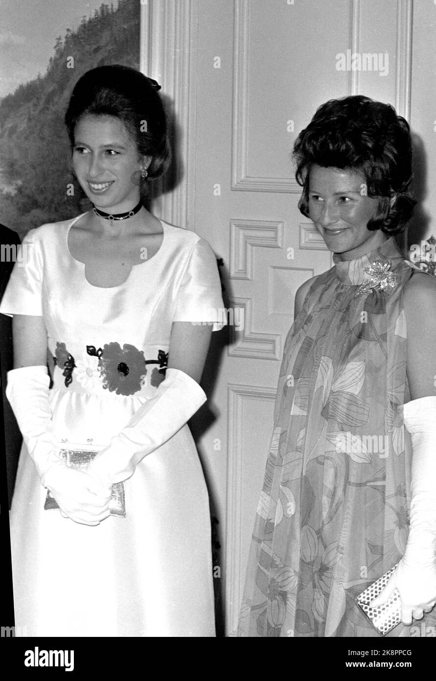 Oslo 19710605. La princesse Anne du Royaume-Uni est en visite officielle en Norvège. Ici, la princesse Anne et la princesse Sonja de la Couronne sont ensemble dans l'ambassade britannique. Crown Princess Sonja est enceinte et attend des enfants en septembre. Photo: NTB / Archive / NTB Banque D'Images