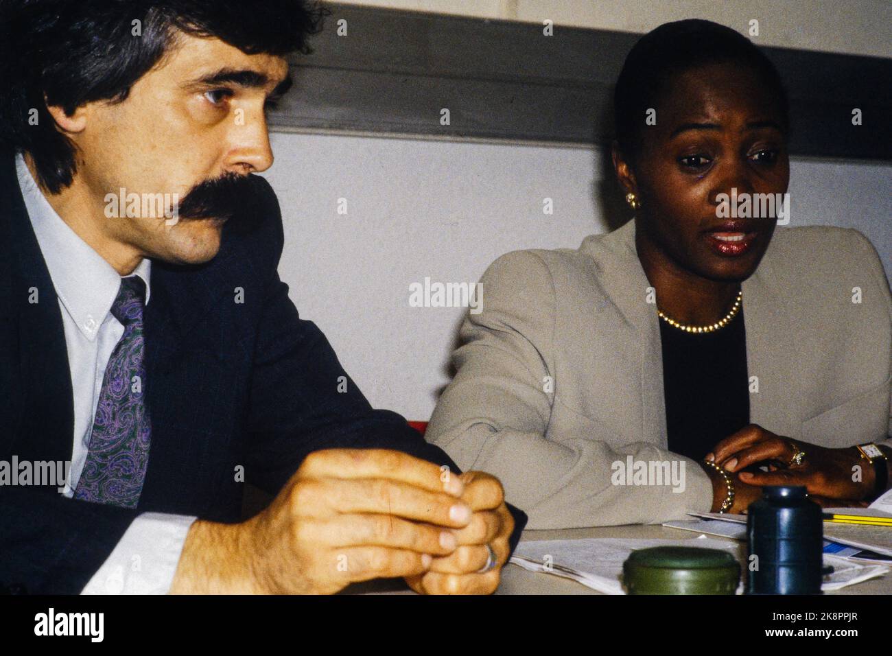 Jean-Baptiste Richardier, handicap International, et Barbara Hendicks, conférence de presse, Lyon, France 1992 Banque D'Images