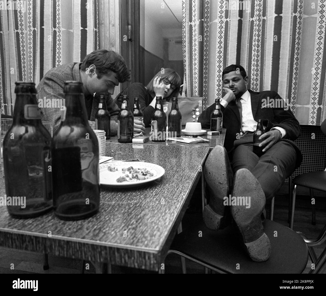 Oslo 196604. La communauté étudiante d'Oslo organise Teach-in sur le Vietnam dans la Maison du peuple. La réunion a duré 12 heures et n'a pas été terminée avant le dimanche matin. Beaucoup ont enduré jusqu'à la fin ici sont fatigués participants, t.h. Ancien président de la Société étudiante, Freddy Reddy. Photo Aage Storløkken / actuel / NTB Banque D'Images