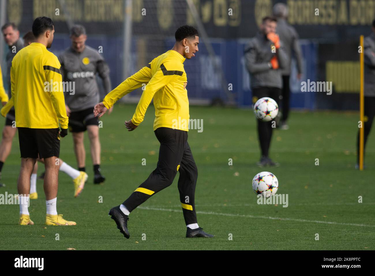 Dortmund, Allemagne. 24th octobre 2022. Football : Ligue des champions, Borussia Dortmund - Manchester City Group Stage, Groupe G, Matchday 5 Training. Jude Bellingham de Borussia Dortmund se réchauffe avec le ballon. Credit: Bernd Thissen/dpa/Alay Live News Banque D'Images