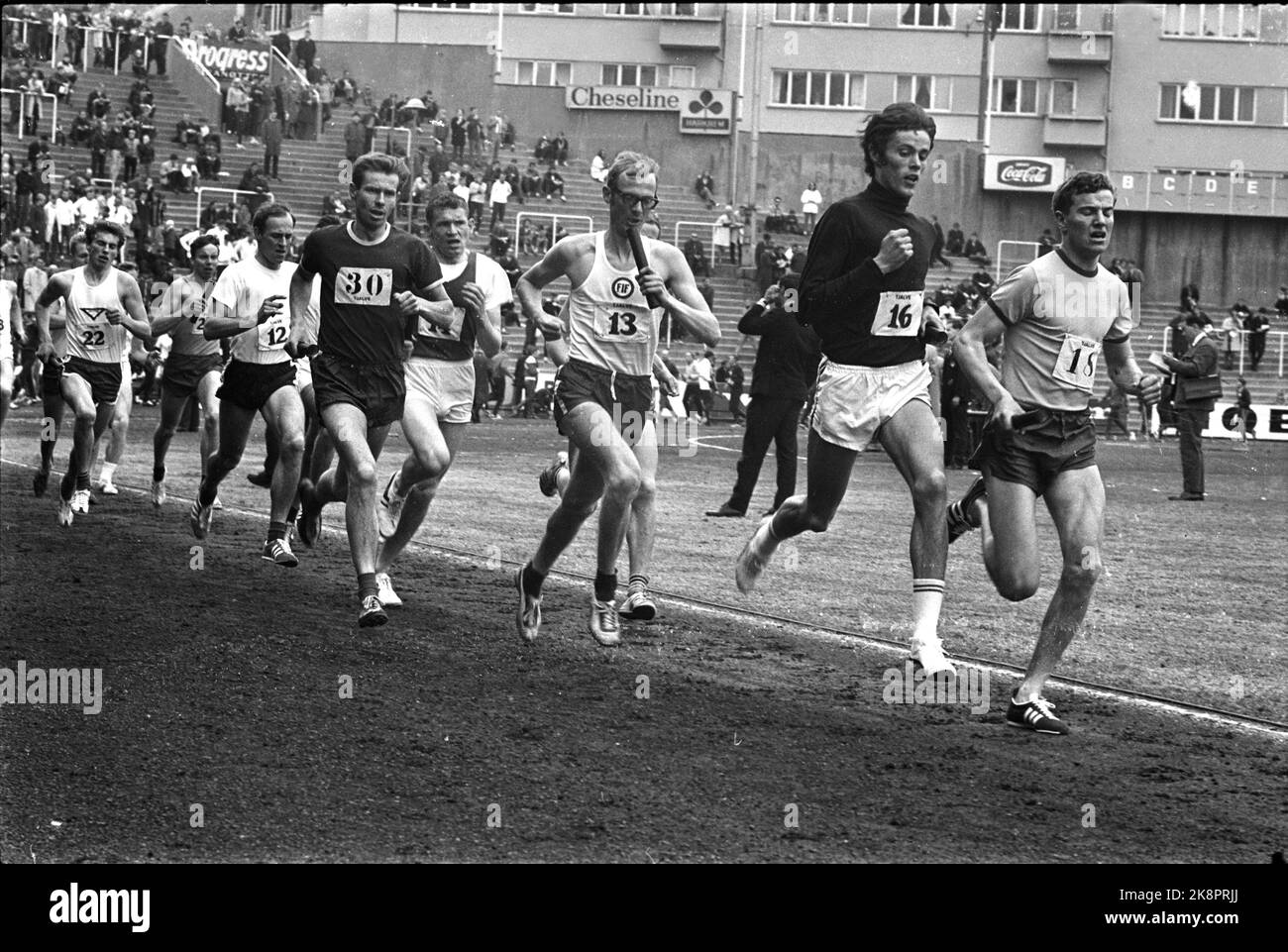Oslo 19690511 : le relais Holmenkoll. Tjalve a remporté la classe d'élite dans le relais Holmenkoll. Voici une photo d'action du début de l'une des classes. Photo: Svein Hammerstad / NTB / NTB Banque D'Images