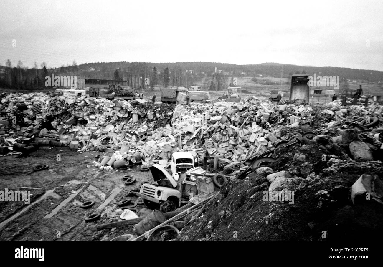 Oslo à l'automne 1965. Oslo Cleaning Work compte 104 camions à ordures et les travailleurs du nettoyage vident 70 000 poubelles deux à trois fois par semaine, soit près de 90 000 tonnes de déchets ménagers par an. De ce nombre, 10-12 tonnes sont des résidus alimentaires, et une partie non négligeable est des déchets dangereux. La plupart des déchets se terminent sur les plombages à Grorud et Romsås, tandis que les explosifs et les substances inflammables telles que la peinture, le vernis et les produits chimiques sont brûlés sur la ferme d'Alfaset, et la fumée s'installe comme un épais nuage noir sur Alnabru. Photo: Sverre A Børretzen / courant / NTB Banque D'Images