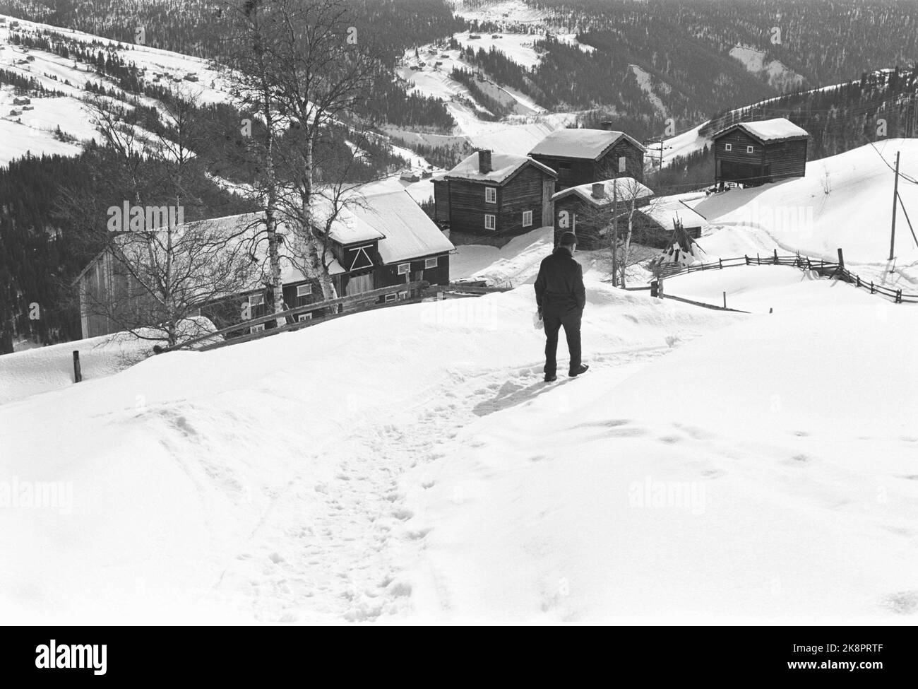 Skåbu dans Gudbrandsdalen 19720401. Les anciennes arches de kram disparaissent. L'efficacité doit prendre l'initiative, mais à Skåbu, un Krambu de 110 ans tient toujours un stand. Dans la vue d'ensemble des fermes de Skåbu. Photo: Aage Storløkken Current / NTB Banque D'Images