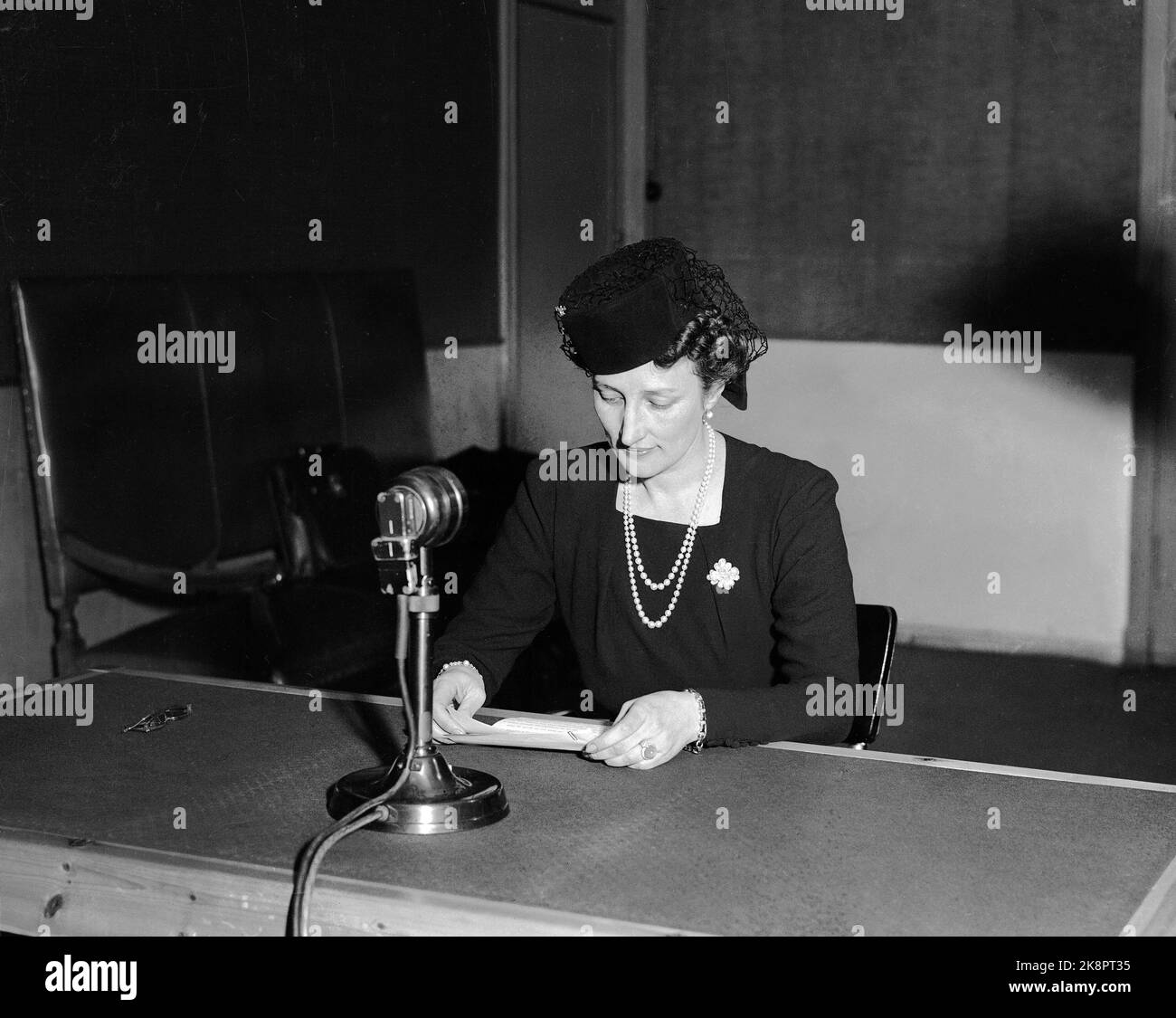 Oslo 19400126 la princesse Märtha parle à la radio pour la première fois. Dans ce discours, elle appelle toutes les femmes norvégiennes à prendre des mesures pour que l'aide au travail des femmes et l'aide populaire norvégienne commencent à faire inscrire toutes les femmes en chiffres. Voici la princesse couronne au microphone. Photo: NTB / NTB Banque D'Images Oslo 19400126 la princesse Märtha parle à la radio pour la première fois. Dans ce discours, elle appelle toutes les femmes norvégiennes à prendre des mesures pour que l'aide au travail des femmes et l'aide populaire norvégienne commencent à faire inscrire toutes les femmes en chiffres. Voici la princesse couronne au microphone. Photo: NTB / NTB Banque D'Images
