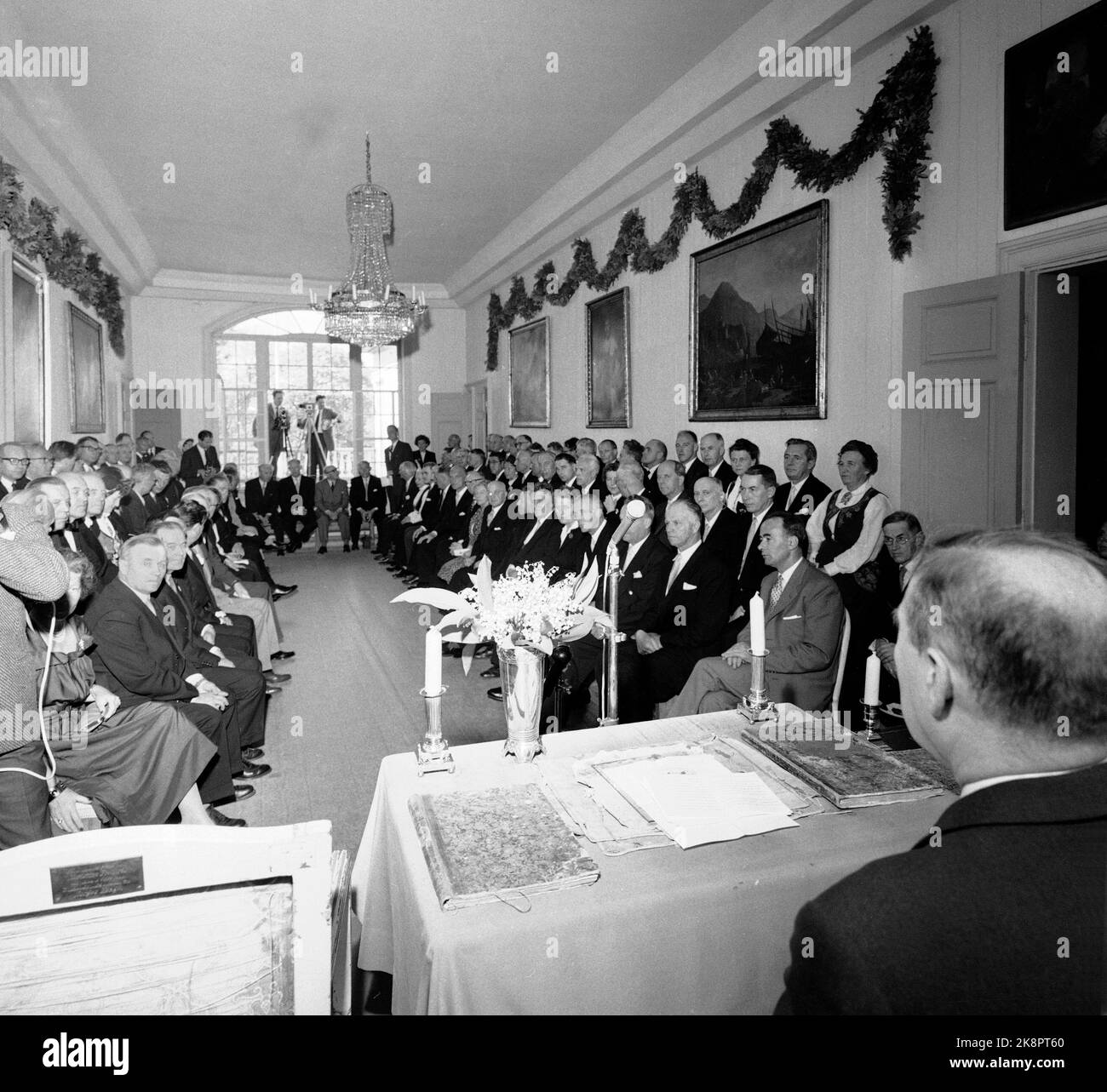 Oslo 19590607 « Meeting with the Constitution ». Date parlementaire avec des années passées, quand 110 représentants parlementaires ont visité le bâtiment Eidsvoll à 7 juin, la petite Journée nationale. Ici, les représentants ont trouvé leurs sièges sur les bancs en bois dur dans le hall où la Constitution a été créée. Storting Président Hønsvald avec son dos à la caméra la plus proche. Photo: Storløkken / actuel / NTB Banque D'Images