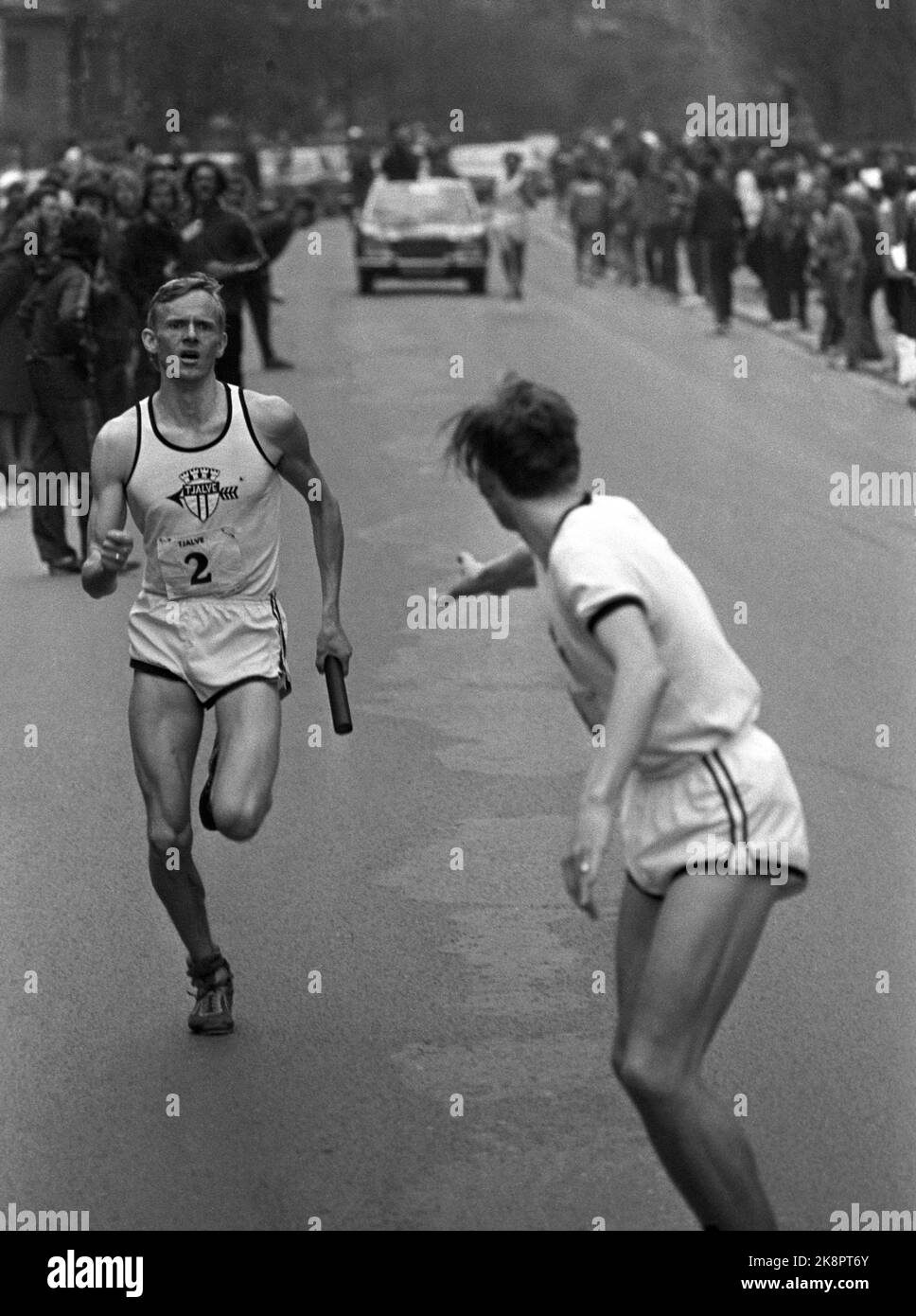 Oslo 19750511. Relais Holmenkoll. Le club organisateur Tjalve a remporté la classe de tricot. Sur la photo, Helge Pharo laisse le bâton à Ragnar Schie, qui gère le charme de Tjalve. Photo Erik Thorberg / NTB / NTB Banque D'Images