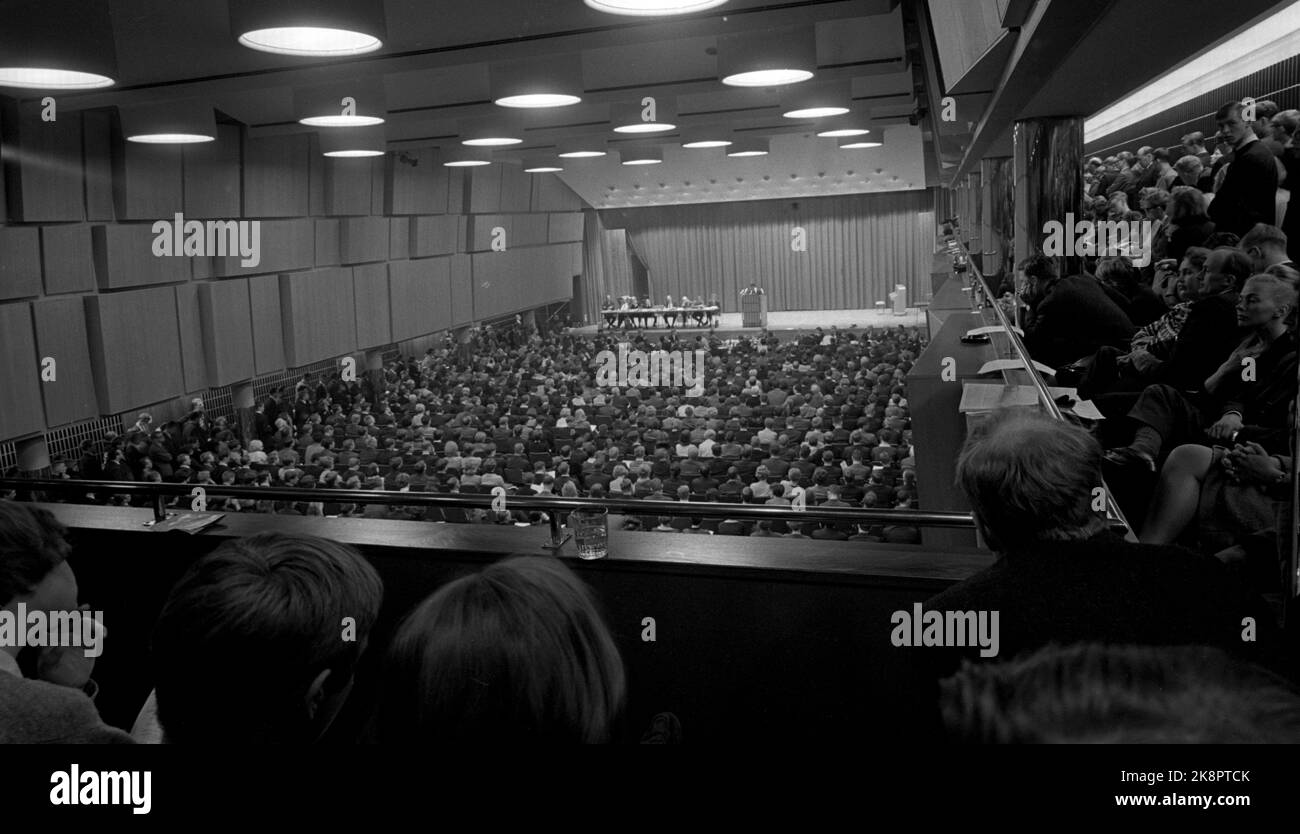 Oslo 196604. La communauté étudiante d'Oslo organise Teach-in sur le Vietnam. La réunion a duré 12 heures et n'a pas été terminée avant le dimanche matin. La grande salle de réunion de la Chambre du peuple a été remplie jusqu'au dernier endroit au moment de l'ouverture du débat. Plus tard, plusieurs salles ont été distribuées où des conférences ont eu lieu en même temps. Photo Aage Storløkken / actuel / NTB Banque D'Images