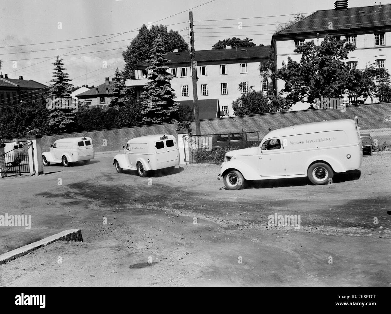 Oslo 19500707. Norwegian Bygdekino A/S part d'Oslo et va dans le pays pour montrer le film. Ici, nous voyons des voitures de cinéma du village norvégien qui sortent d'Oslo. Photo: NTB / NTB Banque D'Images