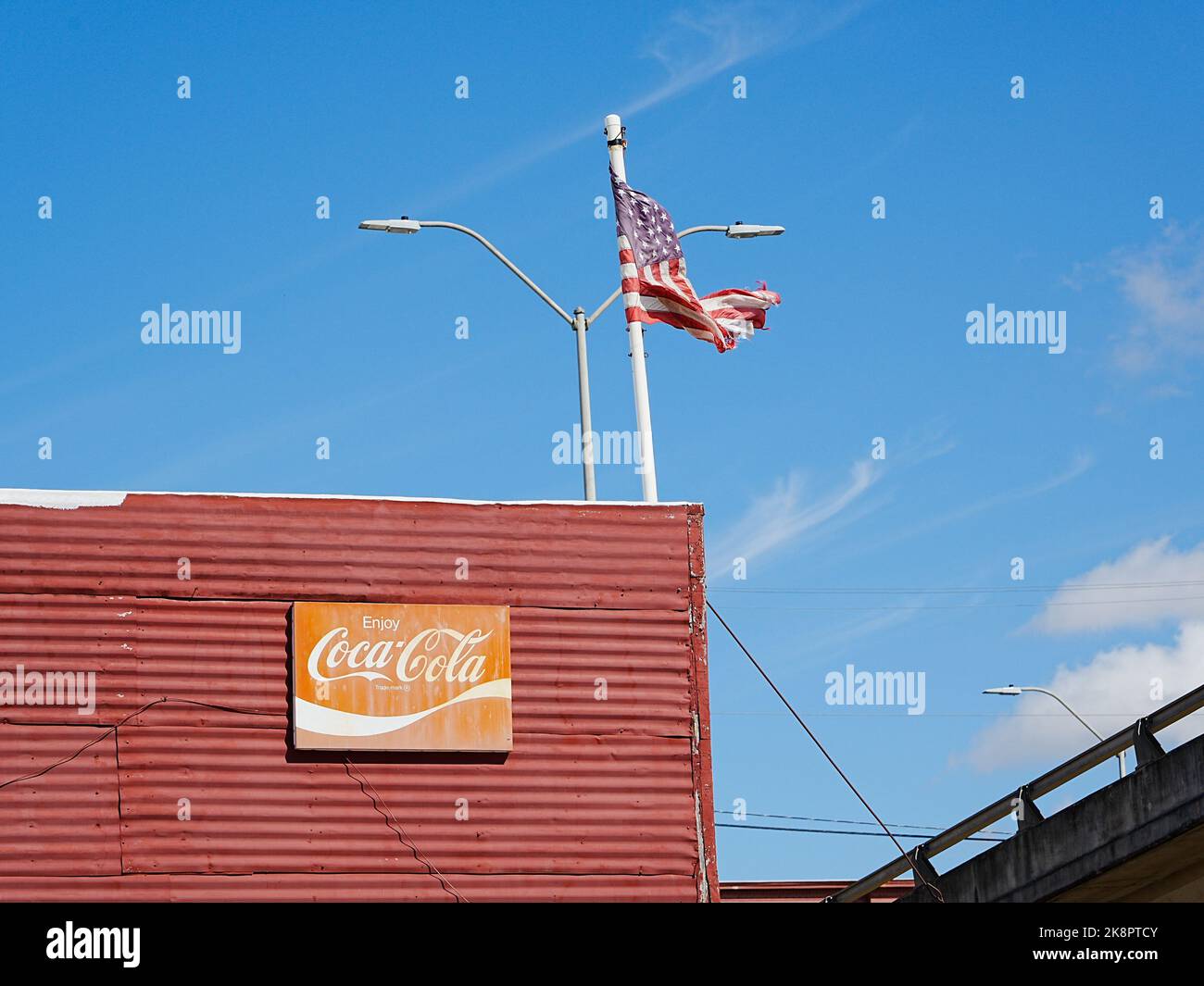 Taylor, Texas États-Unis - symbole emblématique de la marque américaine Coco-Cola et drapeau américain sur les petites entreprises de barbecue du Texas Banque D'Images Taylor, Texas États-Unis - symbole emblématique de la marque américaine Coco-Cola et drapeau américain sur les petites entreprises de barbecue du Texas Banque D'Images