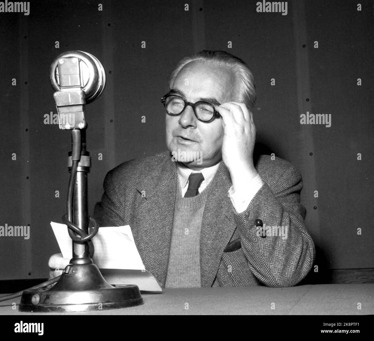 Oslo 1945. Toralv Øksnevad 1891-1975. Editeur. Employé NRK. Connu sous le nom de « voix de Londres » pendant la guerre de 1940-1945. Photo: Leif Ørnelund / courant / NTB Banque D'Images