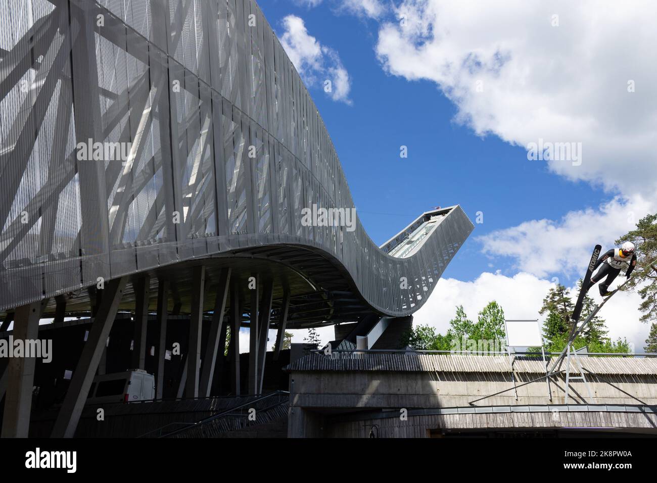 La grande colline de saut à ski Holmenkollbakken à Oslo, Norvège. Banque D'Images