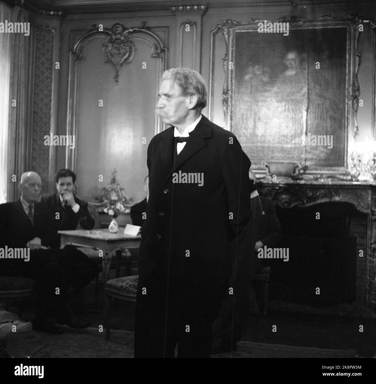 Oslo 19541102 Prix de la paix : Prix Nobel de la paix pour 1952 à Albert Schweitzer, médecin, missionnaire et fondateur de l'hôpital Lambarene au Gabon. (Le prix a été décerné en 1952, mais Schweitzer n'était pas présent au prix. Il s'est rendu en Norvège en novembre 1954. Ici Schweitzer à une conférence de presse sur 2 novembre 1954.) Photo: NTB / NTB Banque D'Images