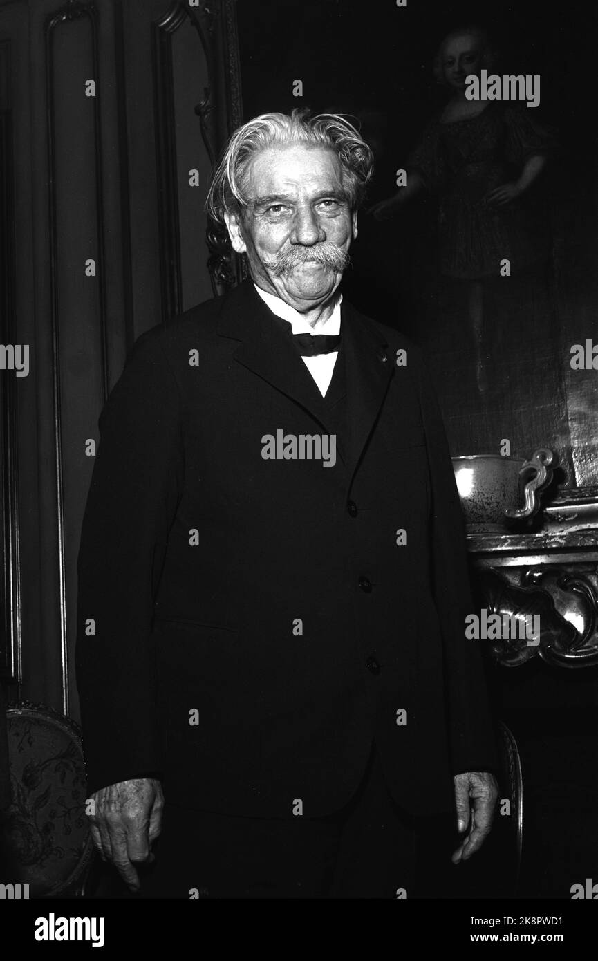 Oslo, novembre 1954. 'ALBERT SCHWEITZER, som kom à Oslo 2. nov. Pour škvittere pour fredspreved med den obligatoriiske Nobel-talen, må ha følt varmen strømme mot seg helt fet øyeblikk han satte foten på perrongen på Østbanen. Utenfor stasjonen var det nesten comme folksomt som når en idrettsstjerne kommer hjem. Folk trengte seg på for šfå et glimt av denne store humanisten fafrikas urskog, mannen som ga avkall på den strålende karrière han rike intellektuelle og kunstneriske utrustning hadde sikret Ham, for slåss sykner sket skog skog skog skog slås slås burning. . Banque D'Images