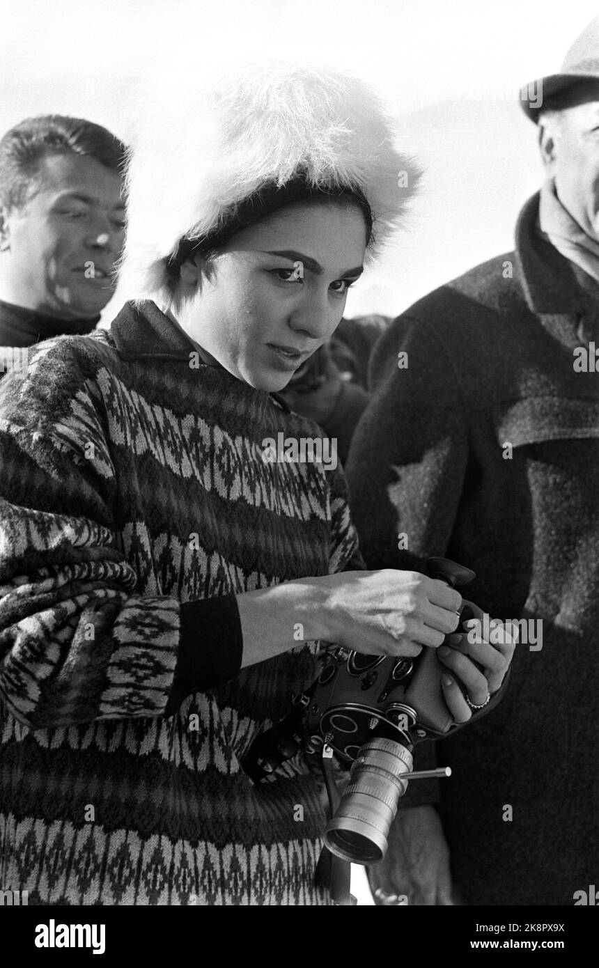 Innsbruck - février 1964 le photographe actuel est accompagné de la Shaah de Perse, de Farah Diba et de gardes du corps sur le ski dans la ville olympique. Voici Farah Diba avec chapeau en cuir blanc. Photo: Ivar Aaserud / courant / NTB Banque D'Images