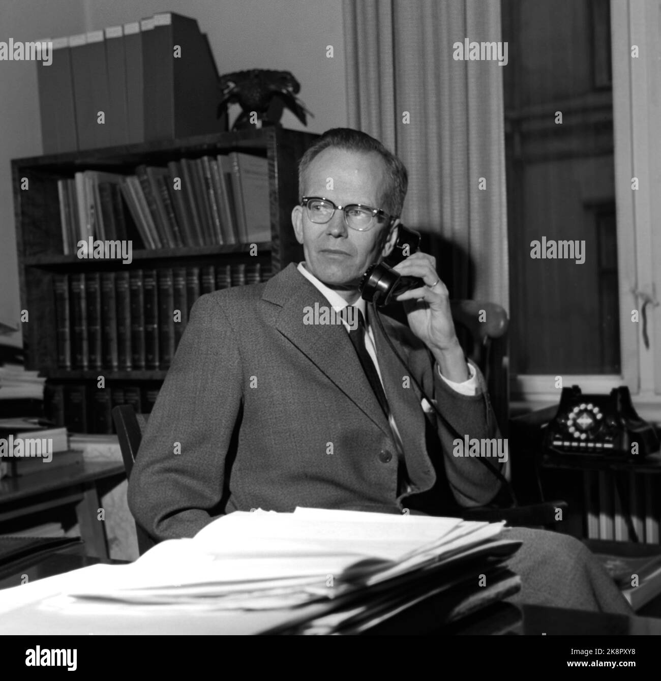 Oslo 196212 Lars l'Abbé-Lund, chef de la police criminelle, dans son bureau de Victoria Terrace. (L'Abée Lund) photo Ivar Aaserud / courant / NTB Banque D'Images