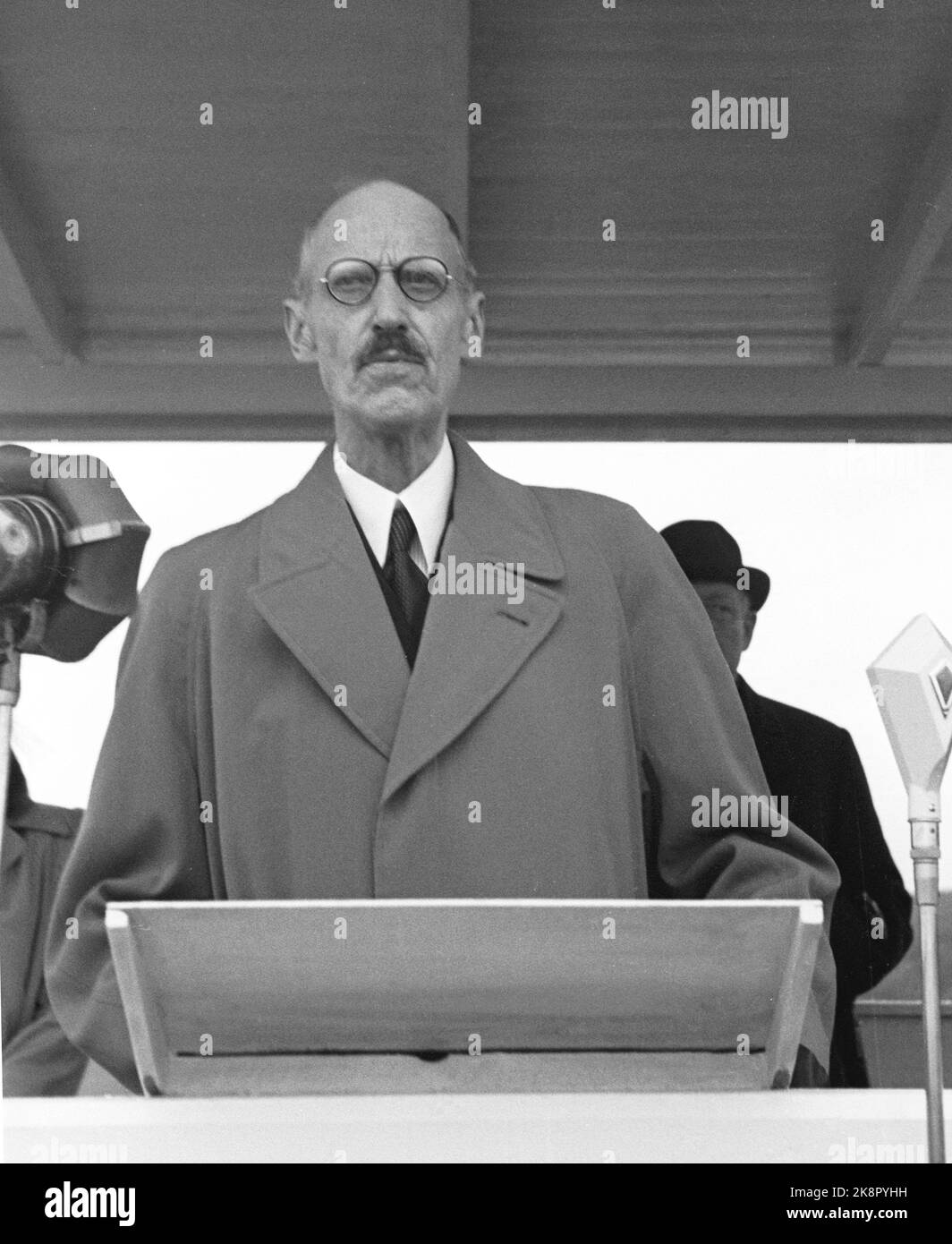 Svinesund 19460615. Le pont Svinesund à Halden, entre la Norvège et la Suède, est ouvert par le roi Haakon et le prince héritier Gustav Adolf, qui se rencontrent au milieu de la brosse de pont de 420 mètres de long. Ici, nous voyons le roi Haakon qui parle. Photo: Archives NTB / NTB Banque D'Images