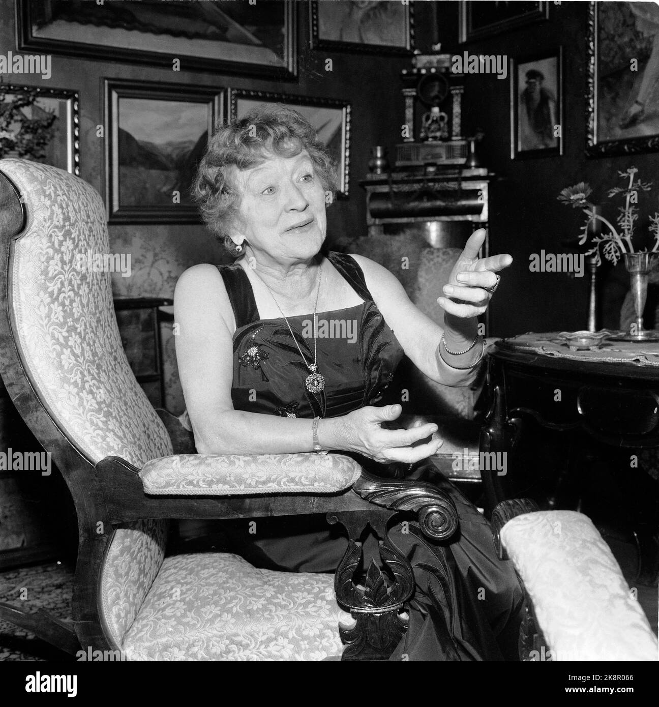 Oslo 19630806 Reine de renaissance, artiste et acteur Lalla Carlsen. Situation d'entrevue à la maison. Parle et se gestuelle. Photo: Hordnes / NTB / NTB Banque D'Images