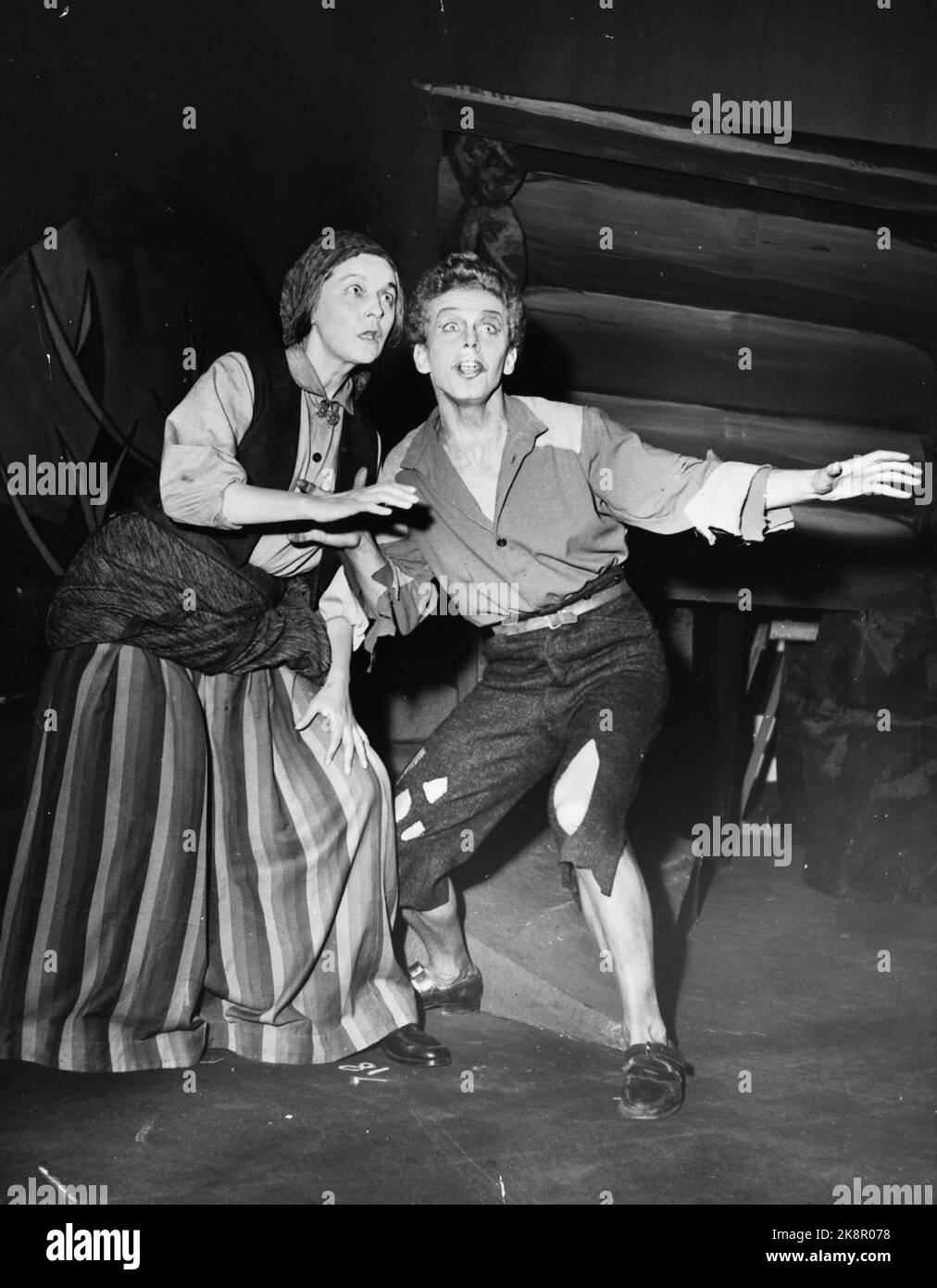 Oslo 19550430. Les acteurs Tore Segelcke (t.v.) et Toralv Maurstad dans 'Peer Gynt' par Henrik Ibsen. Photo: Jan Stage NTB Archive / NTB Banque D'Images