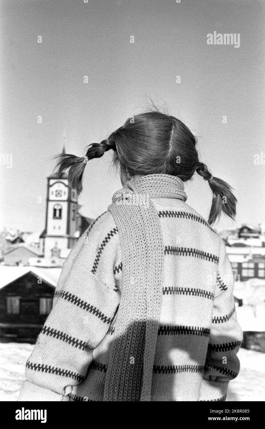 Røros Mars 1968 enregistrement du film sur Pippi Longstocking des livres d'Astrid Lindgren. Pippi est joué par Inger Nilsson. Voici Pippi surplombant la ville de Røros. Photo: Aage Storløkken / actuel / NTB Banque D'Images