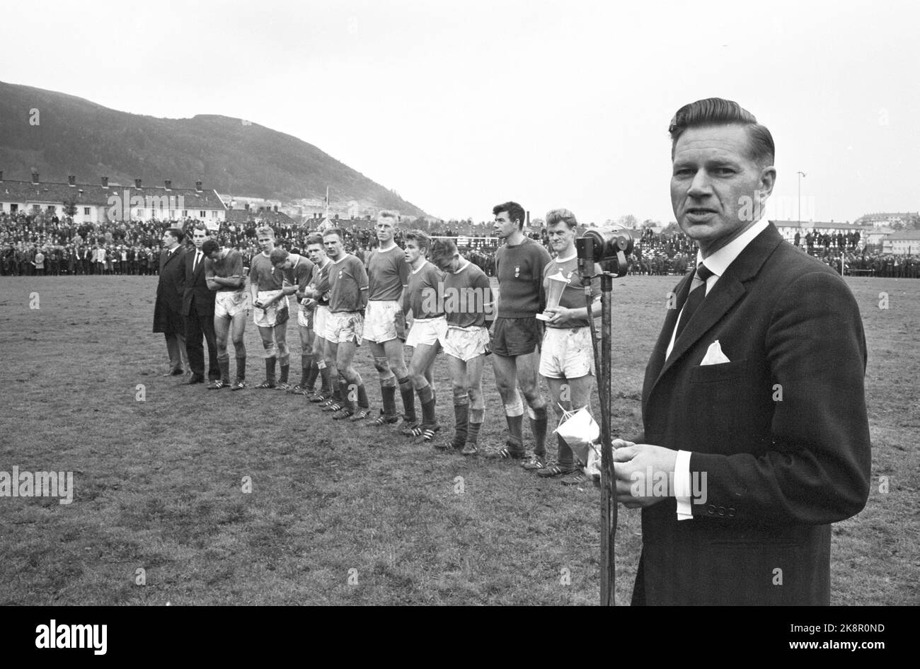 Bergen, 19631013 SK Fire - Vålerenga 3-1 SK Fire est devenu champion de la série en 1963. Ici du match où le championnat a été assuré. Bjørn Oddmar Andersen en a marqué deux et Leif Amundsen un. Le capitaine de l'équipe, Trygve Andersen T.H. Parmi les joueurs. Photo: Sverre A. Børretzen / actuel / NTB Banque D'Images