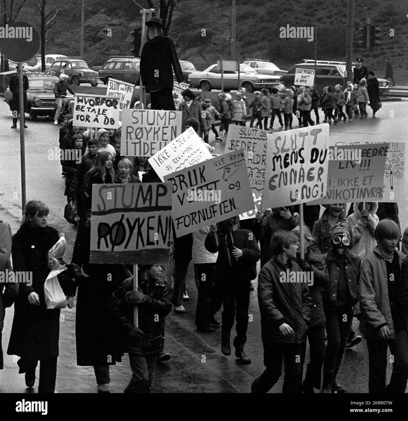 Oslo 19710401 les élèves de l'école Møllergata ont lancé une vaste campagne anti-fumée. Ici, des trains de démonstration traversent les rues d'Oslo avec des affiches avec des slogans contre le tabagisme. Photo: NTB / NTB Banque D'Images