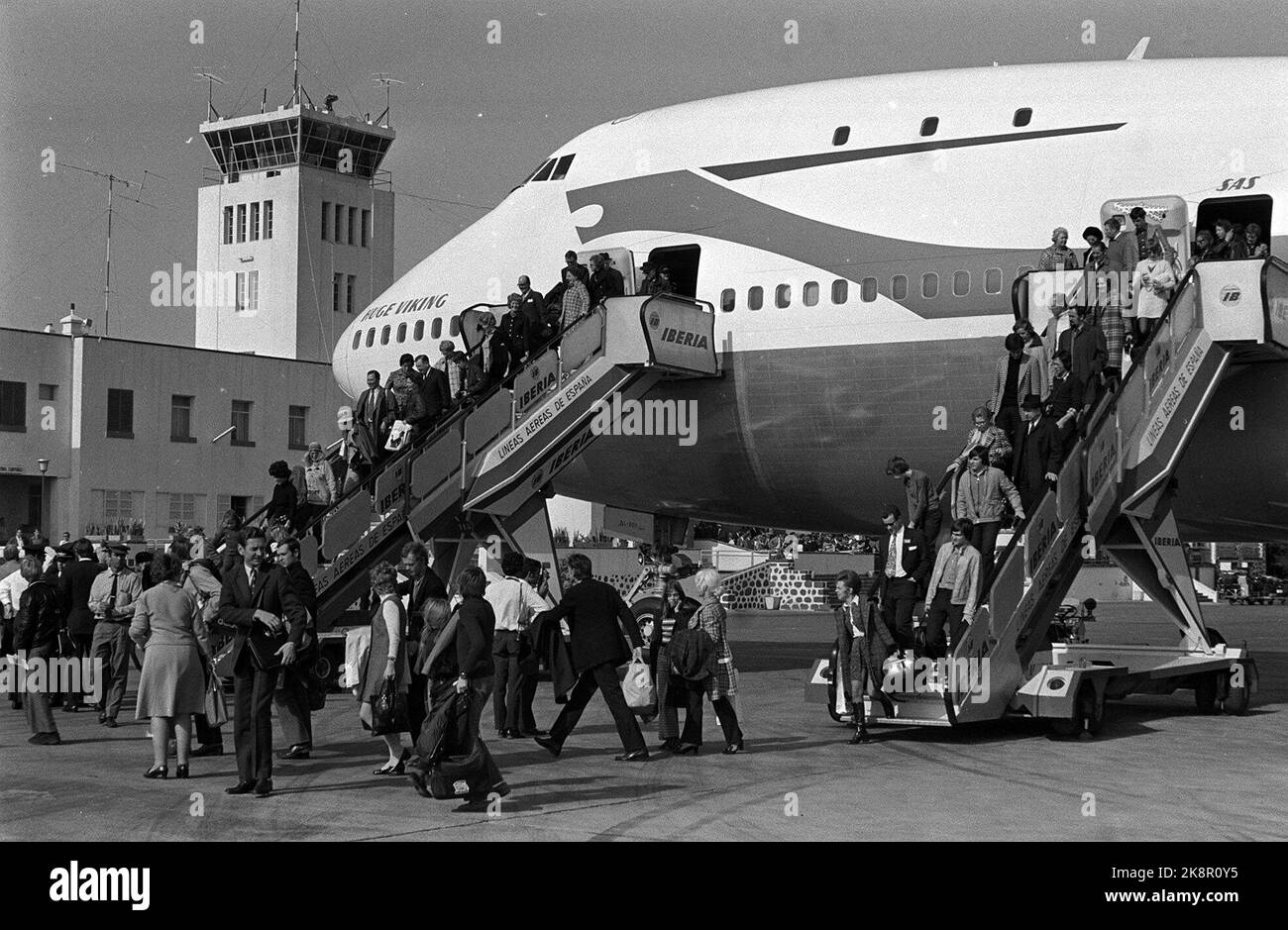 10971-12-22: Le plus grand atterrissage à Las Palmas s'est produit 22/12/71 quand Scanair a commencé à utiliser le Jumbojet sur la route de Gran Canaria. L'avion SAS « immense Viking » était rempli de 353 Norvégiens affamés de soleil sur leur chemin vers les vacances dans le sud. Photo de l'avion avec les passagers sur le chemin vers le bas des escaliers de vol. Photo NTB / NTB Banque D'Images