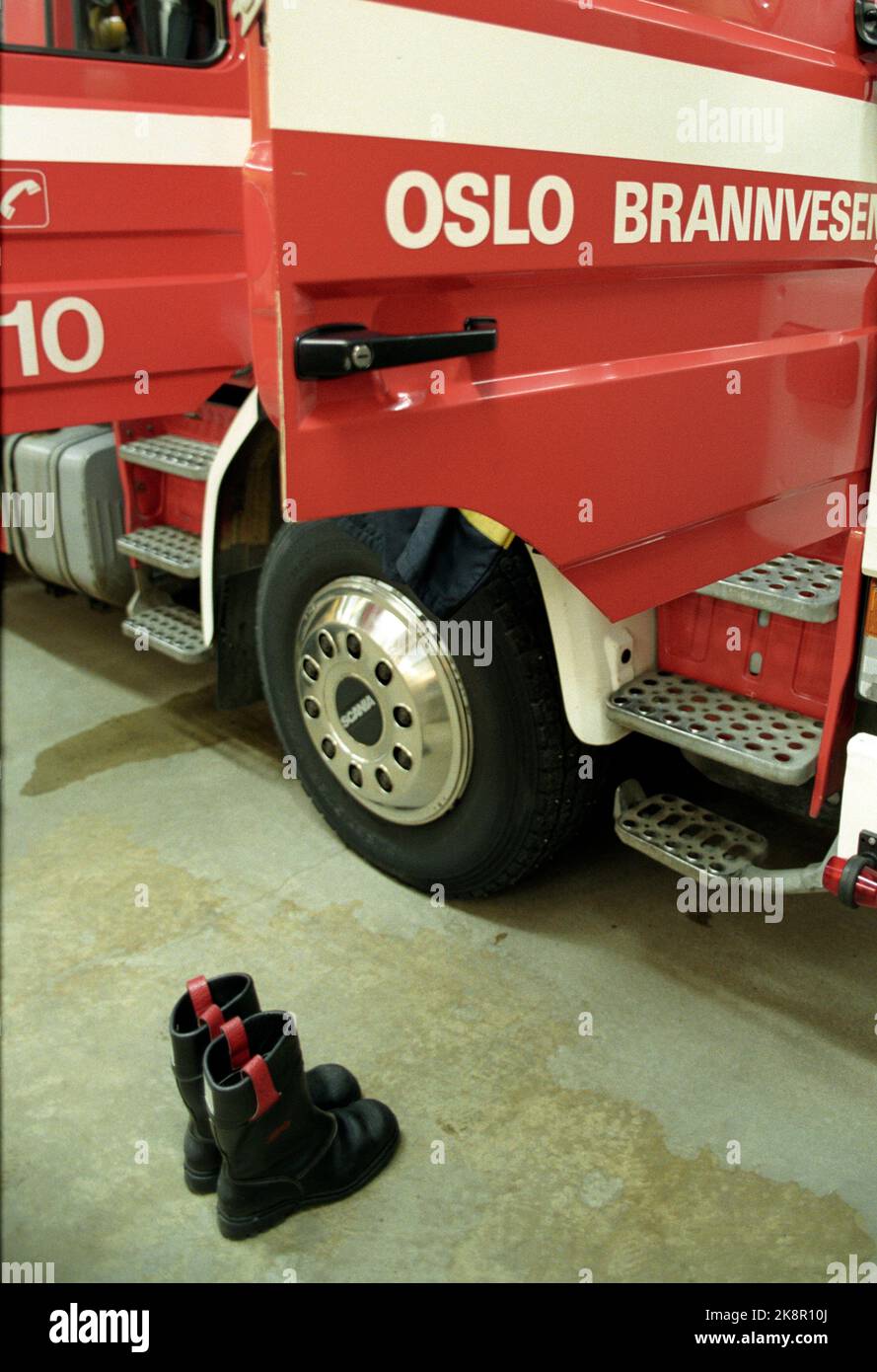 Oslo 19990312 selon un examen récemment publié, les pompiers sont le groupe professionnel qui s'adapte le mieux au stress. Ici, de la caserne de pompiers de Sagene, le camion de pompiers prêt pour l'urgence, les bottes d'un pompier sont prêtes devant la voiture. Photo. Knut Fjeldstad / NTB Banque D'Images