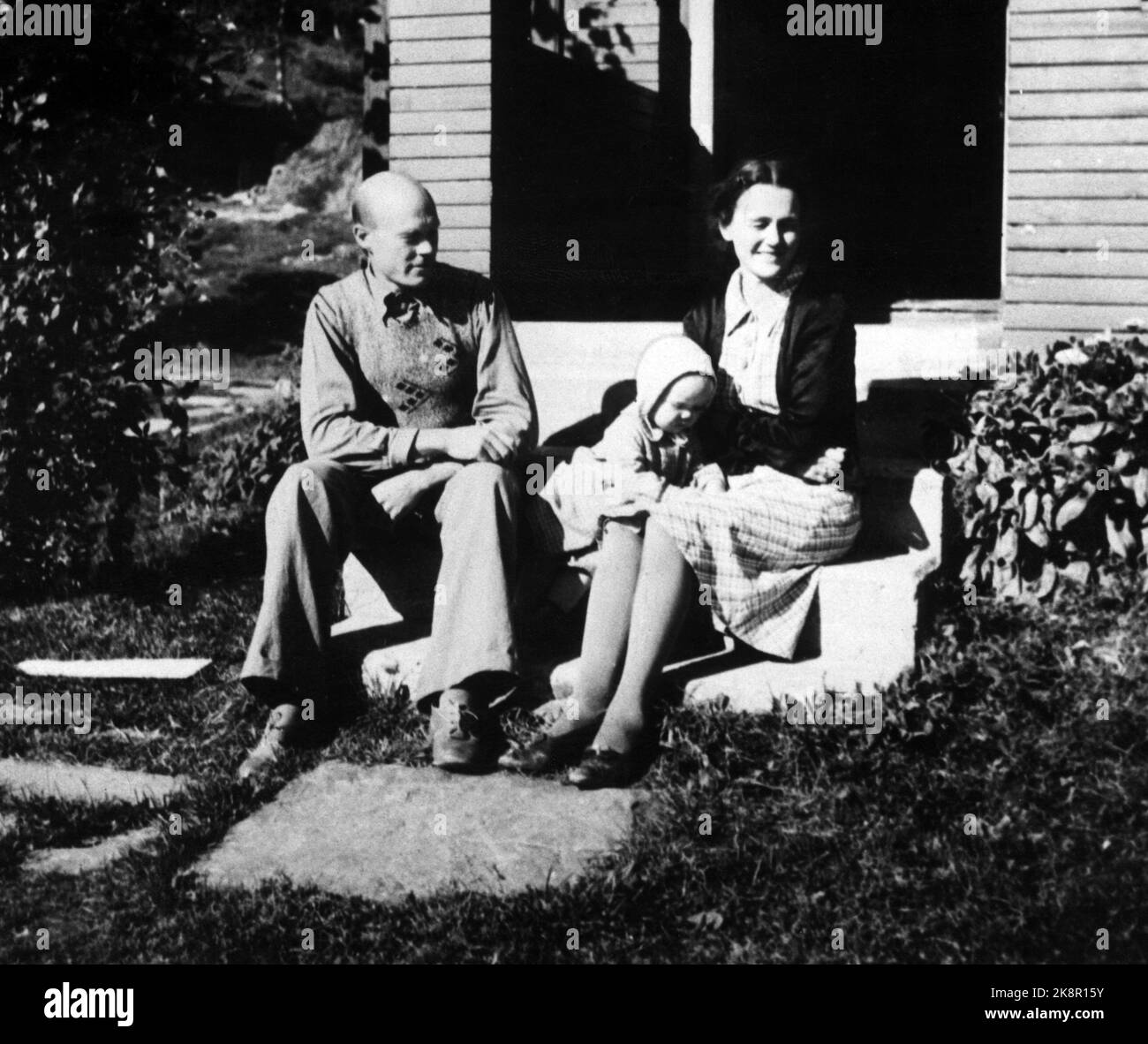 Midtbø, Vinje dans Telemark en 1939. Sur les escaliers de la ferme, auteur le couple marié Halldis Moren Vesaas et Tarjei Vesaas assis avec sa petite fille Guri Vesaas. Photo: NTB / NTB Banque D'Images