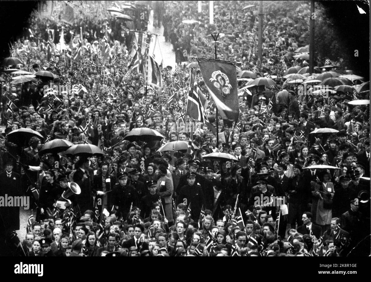19450517: Célébration de 17 mai Oslo 1945. La pluie battante n'a pas étouffé les festivités lors de la première célébration de la Journée nationale après la guerre. Photo: NTB / NTB Banque D'Images