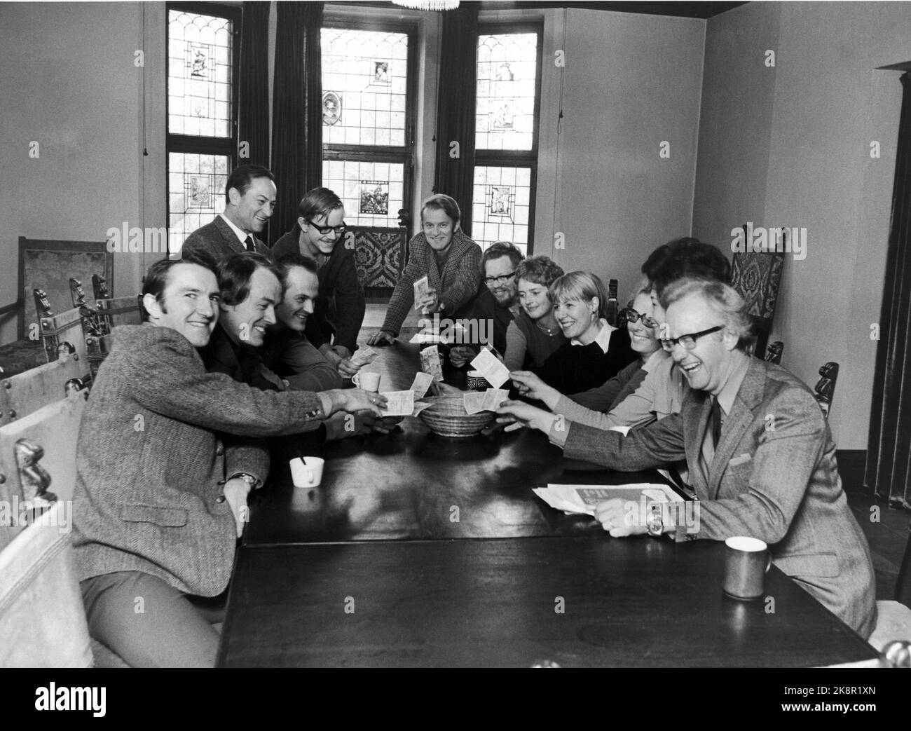 Texte dans le courant à la photo: 'Tous les employés de l'Institut de recherche de la paix sont heureux de sept pour cent du salaire dans le pot. Le pot est utilisé pour faire l'égalisation des salaires qui a été adopté dans la photo: Asbjørn Eide, per Olav Reinton, Marek thee, Kjellskjelsbæk, Nils Petter Gleditsch, Helge Hveem, Unni Sommerfelt, Modgunn Heilemann et Johan Galtung. Photo: Sverre A. Børretzen / actuel / NTB Banque D'Images