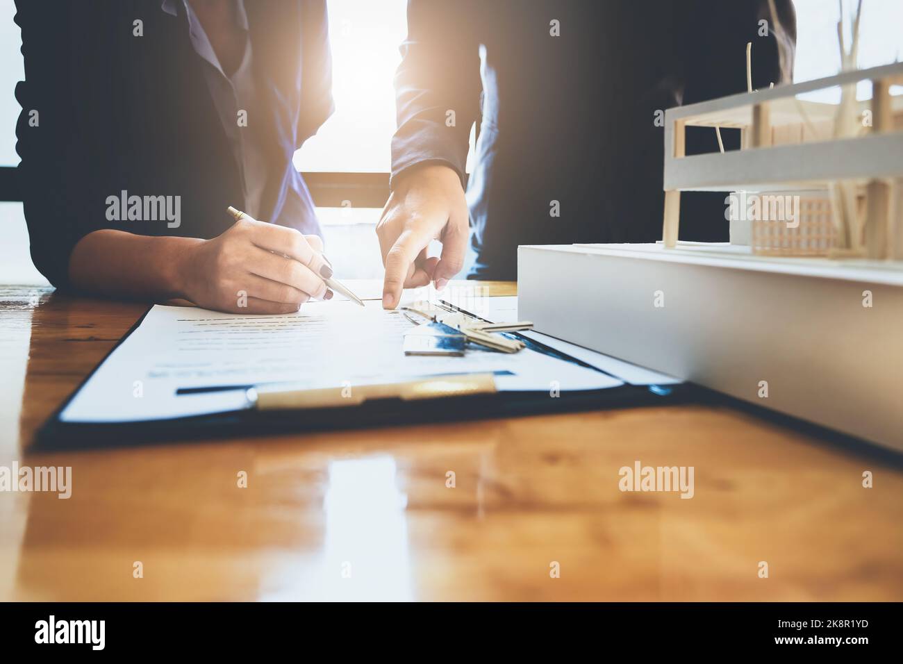 l'agent immobilier donne un accord entre le stylo et les documents avec le client pour signer le contrat. Accord de concept. Banque D'Images