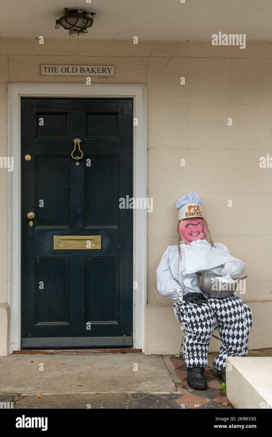 Festival d'automne à Upton Gray, le concours Guy fawkes se déroule dans le village, Hampshire, Angleterre, Royaume-Uni. Tarte Fawkes devant la vieille boulangerie Banque D'Images