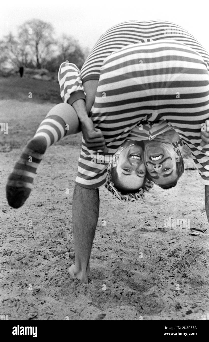 Oslo 19690510 : parc Frogner. Jeune femme et homme portant un maillot de bain de style rétro. Cette mode de maillot de bain est d'autour de 1920s, mais a de nouveau évasé à l'été de 1969. Extrait du texte dans le courant: 'Les personnes âgées étaient avec des larmes dans leurs yeux comme nous avons présenté les maillots de bain. La vente du nouveau, vieux maillot de bain a été frappant, surtout parmi le charbon de bois russe de cette année , qui a misé sur les bandes. Les costumes peuvent être achetés n'importe où pour un à peine cinq. ' Photo: Aage Storløkken / actuel / NTB Banque D'Images