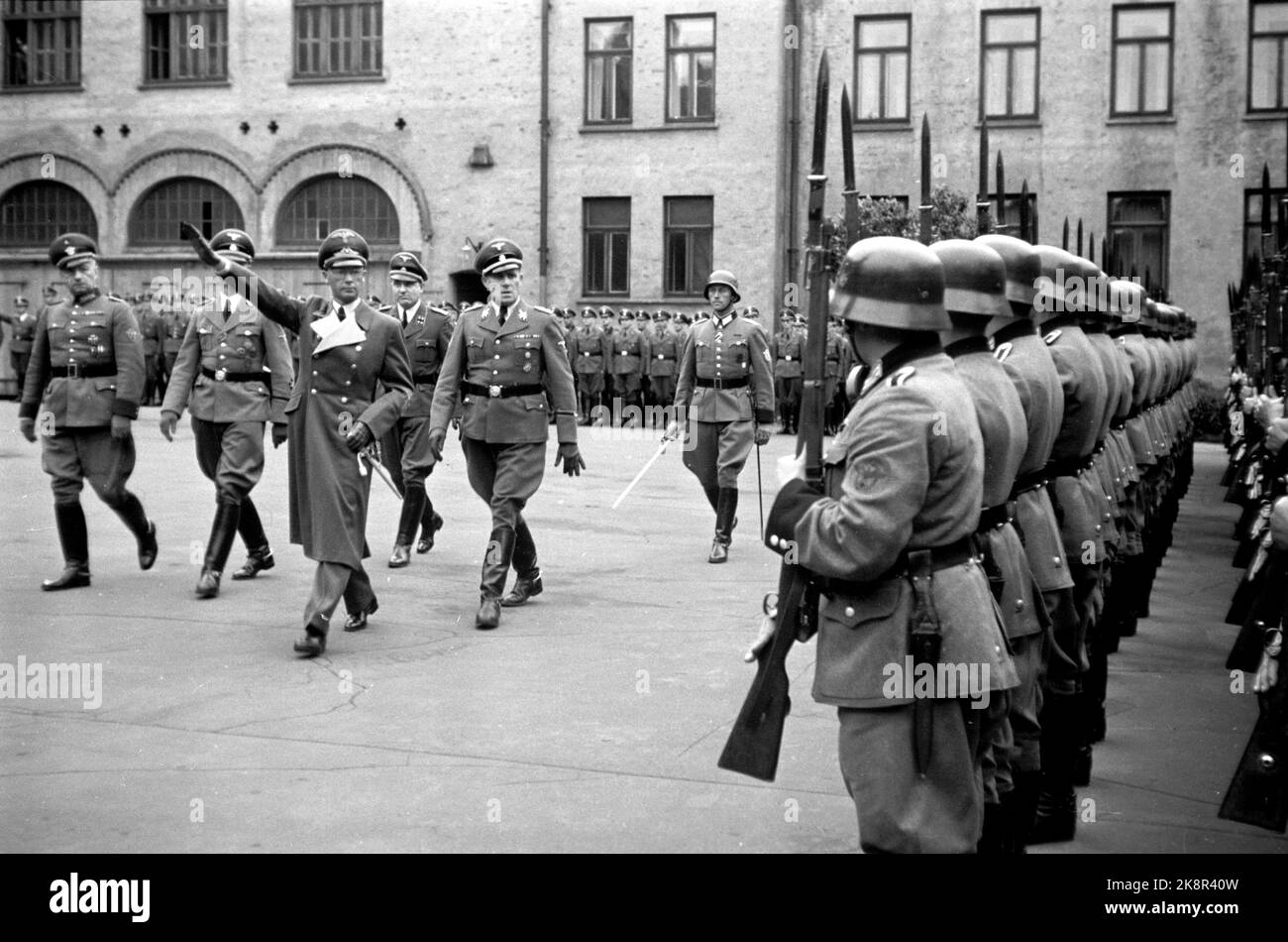 Majorstua, Oslo juin 1942. Reichskommisar Josef Terboven passe la Croix de fer à 2 de la police de sécurité allemande à l'école de Majorstuen. Salutation nazie / salutation Heil Hitler / salutation nazie. Photo: NTB *** photo non traitée ***** Banque D'Images