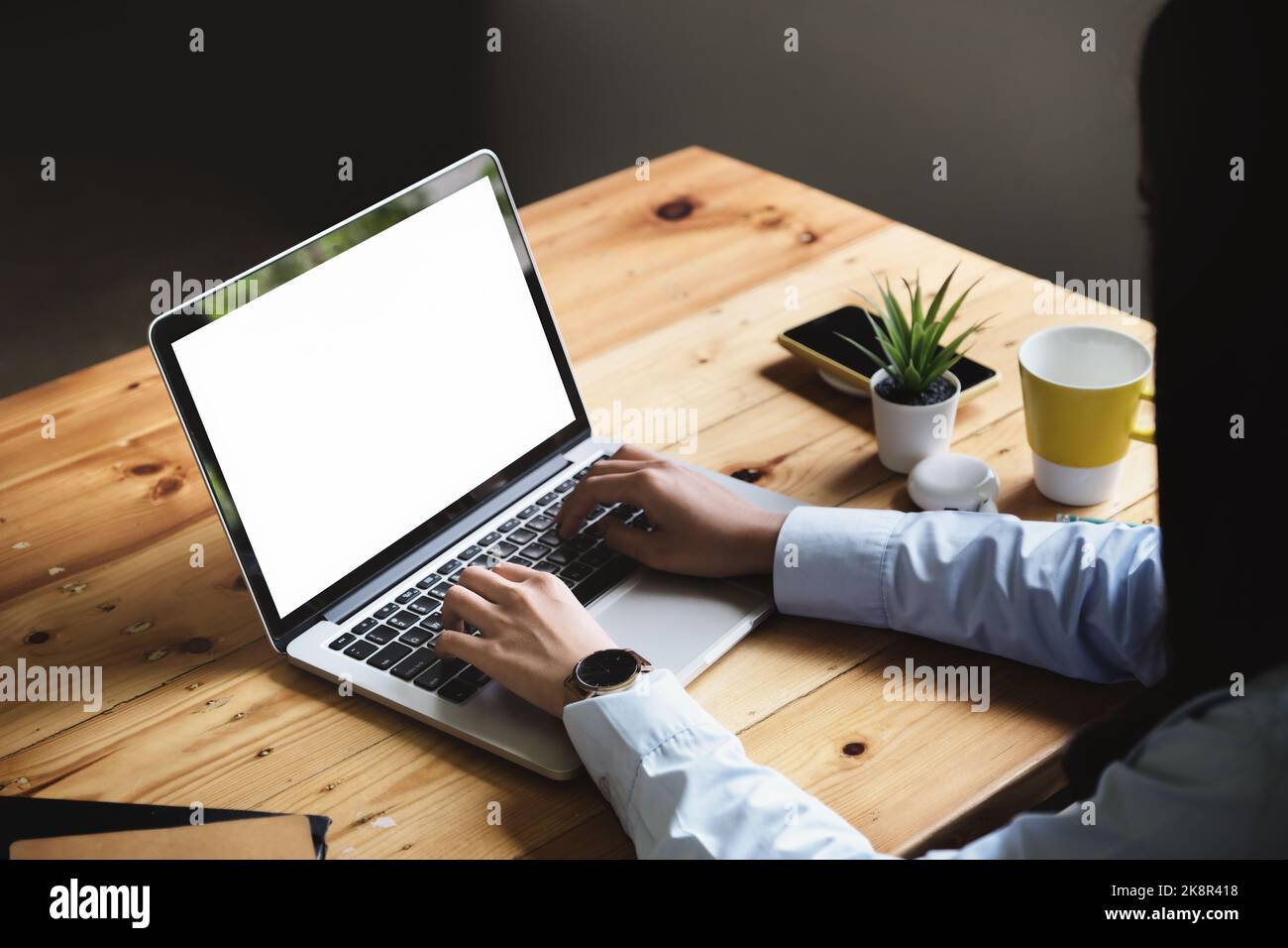 freelance concept, femme utilisant des ordinateurs portable sur un bureau en bois flou arrière-plan. Ordinateur portable avec écran vierge et peut être ajouter vos textes ou d'autres Banque D'Images