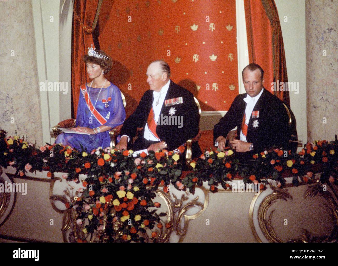Oslo 19780701. Roi Olav 75 ans. Ici, de la représentation de la fête au Théâtre national pendant la célébration du roi Olav 75 ans. Par ex. La princesse de la Couronne Sonja, le roi Olav et le prince héritier Harald. Photo: Bjørn Sigurdsøn NTB / NTB Banque D'Images