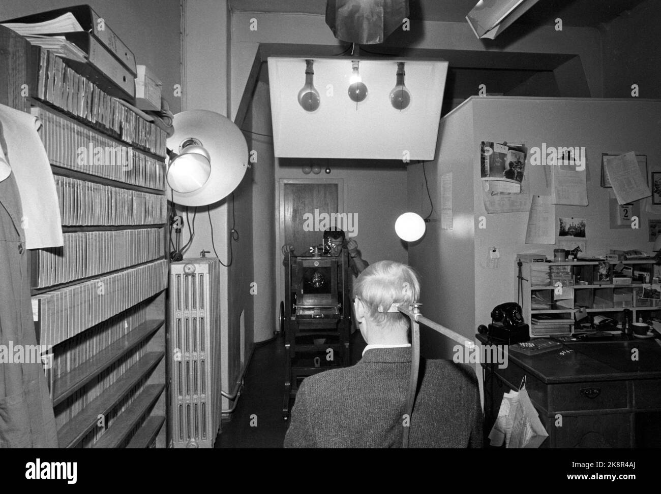 Oslo 17 novembre 1962 "Une banque est volée" Comment fonctionne le détective moderne? Comment le Centre de police criminelle fonctionne-t-il lorsqu'une banque est volée? Ici, la photographie du « criminel ». Photo: Ivar Aaserud / courant / NTB Banque D'Images