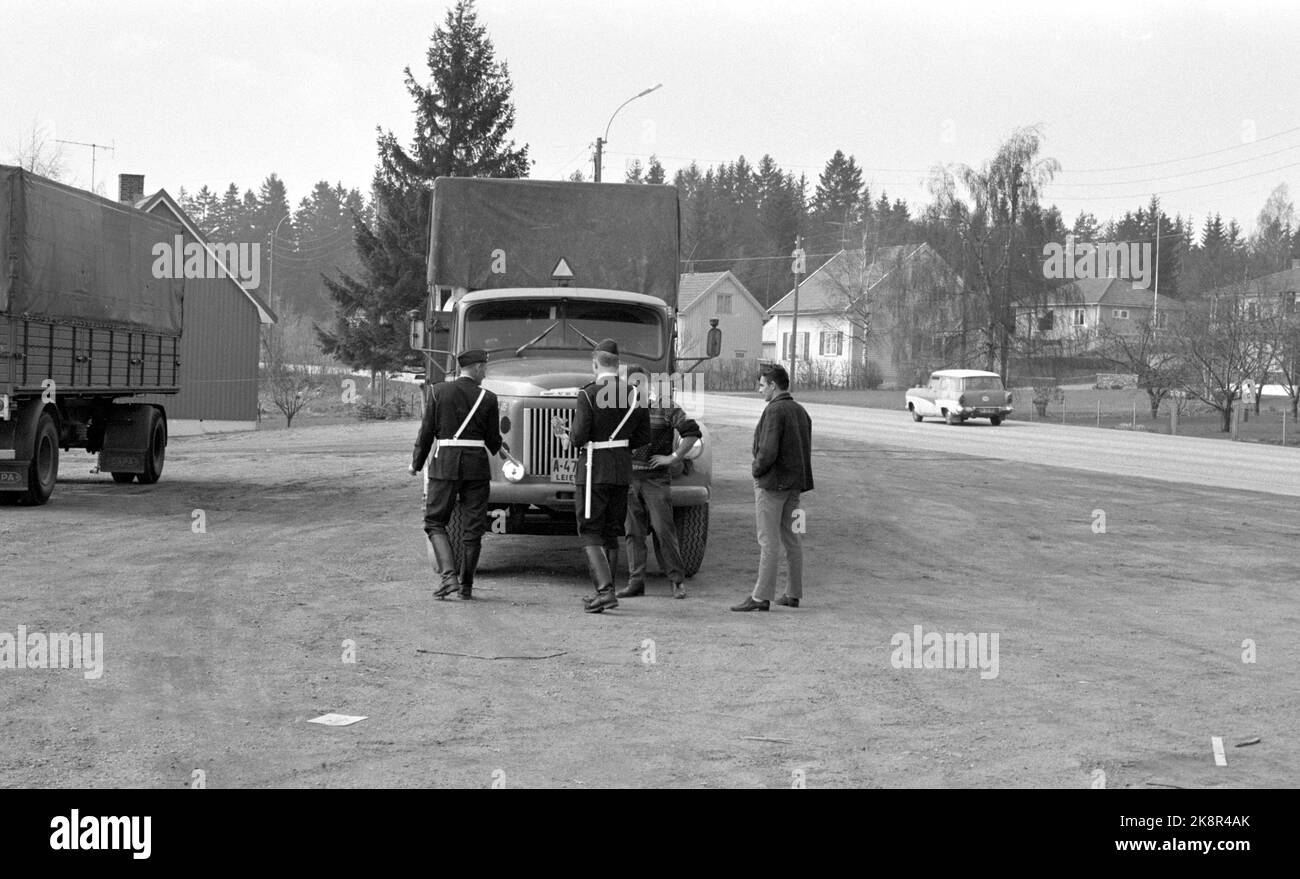 1969-05-12 « la police tente de nouvelles routes ». Makan pour maîtriser l'accélérateur n'a jamais été enregistré sur les routes de Vestfold. Mais ensuite, le contrôle à grande échelle de la police, appelé opération Sample County, a été complètement à l'avance dans la presse locale et dans la capitale. Dans le contrôle technique, il y a beaucoup de choses à examiner, et il serait sans espoir de prendre soin de toutes les voitures. Mais toutes les voitures qui sont arrêtées par le contrôle du bruit doivent passer par un contrôle technique. La police enquête sur un camion. Photo: Aage Storløkken / actuel / NTB Banque D'Images