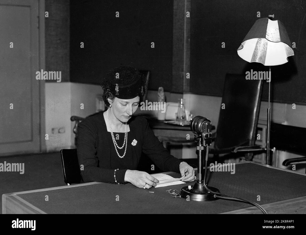 Oslo 19400126 la princesse Märtha parle à la radio pour la première fois. Dans ce discours, elle appelle toutes les femmes norvégiennes à prendre des mesures pour que l'aide au travail des femmes et l'aide populaire norvégienne commencent à faire inscrire toutes les femmes en chiffres. Voici la princesse couronne au microphone. Photo: NTB / NTB Banque D'Images Oslo 19400126 la princesse Märtha parle à la radio pour la première fois. Dans ce discours, elle appelle toutes les femmes norvégiennes à prendre des mesures pour que l'aide au travail des femmes et l'aide populaire norvégienne commencent à faire inscrire toutes les femmes en chiffres. Voici la princesse couronne au microphone. Photo: NTB / NTB Banque D'Images
