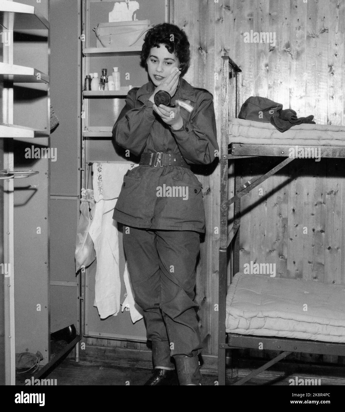 Lahaugmoen 195912. Elle se tente comme un soldat à Lahaugmoen à Oslo. Le maquillage peut être utilisé, mais il devrait être discret - un peu de poudre et de rouge à lèvres. Pas d'ombres à paupières bleues ou similaires. Se tient à côté des lits superposés. Photo: Ivar Aaserud / courant / NTB Banque D'Images