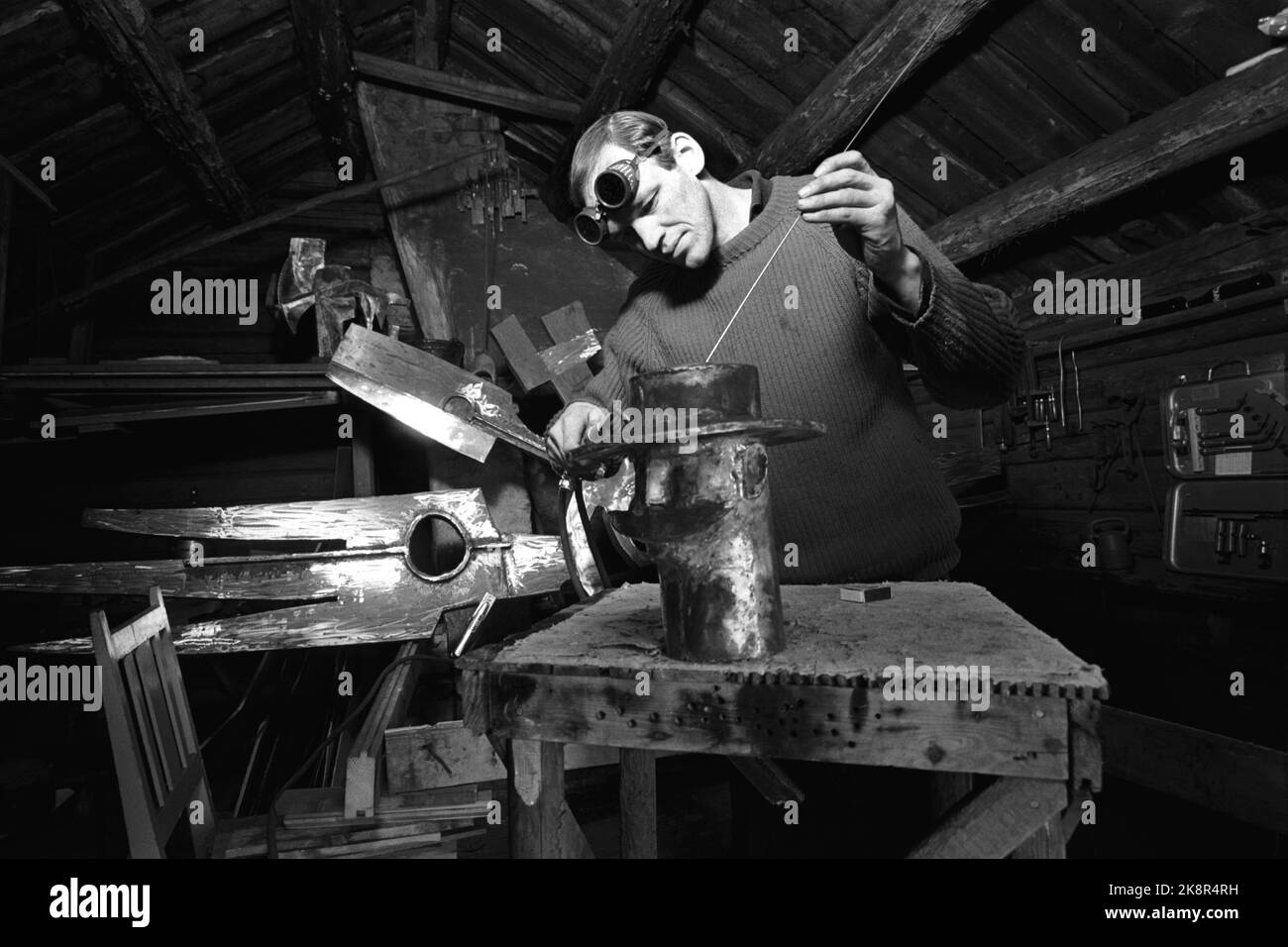 Oslo juin 1965 le sculpteur Nils AAS travaille dans une ancienne forge à la ferme Holmen d'Oslo. Ici, nous le voyons travailler avec une sculpture en métal dans la forge. Photo: Ivar Aaserud / courant / NTB Banque D'Images Oslo juin 1965 le sculpteur Nils AAS travaille dans une ancienne forge à la ferme Holmen d'Oslo. Ici, nous le voyons travailler avec une sculpture en métal dans la forge. Photo: Ivar Aaserud / courant / NTB Banque D'Images