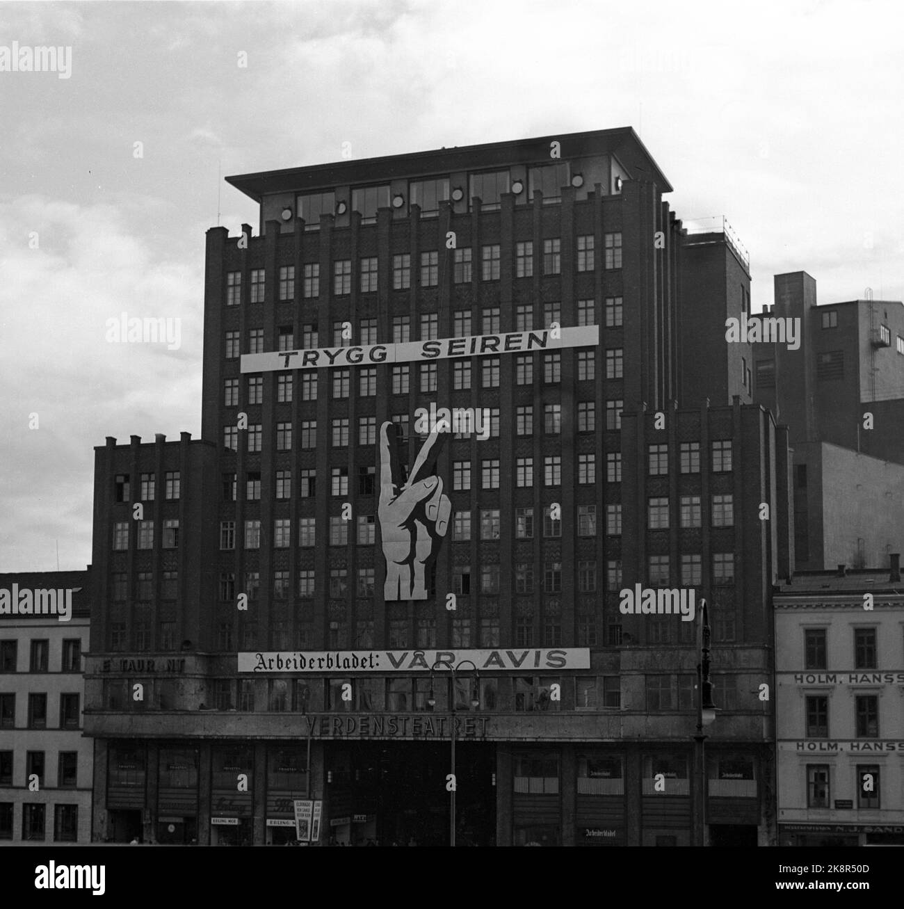 Oslo 19451007 les élections législatives : campagne électorale avant les élections Storting 1945. Le Parti travailliste a joué sur le V dans sa campagne électorale. Voici le symbole du mur des locaux du Parti travailliste dans le bâtiment du Folketeater avec le slogan « Safe Victory ». Photo: NTB / NTB Banque D'Images