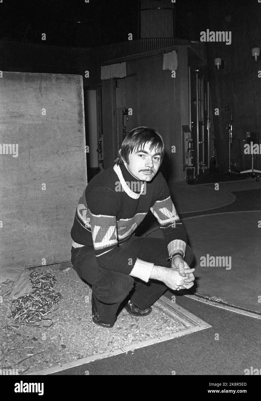 Oslo 19780310 NRK employé et instructeur dans le théâtre radio Nils Nordberg photographié dans le studio du théâtre radio. Ici Nordberg en boîte de gravier, où les pas effrayants sont simulés. Photo: Vidar Knai / NTB / NTB Banque D'Images