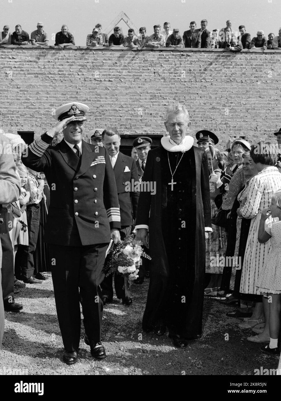 Gothenburg, Suède 19570819 le prince héritier Olav arrive à la fermeture de la pierre de fondation de la nouvelle église du marin de Göteborg. Photo: Jan Nordby / NTB Banque D'Images