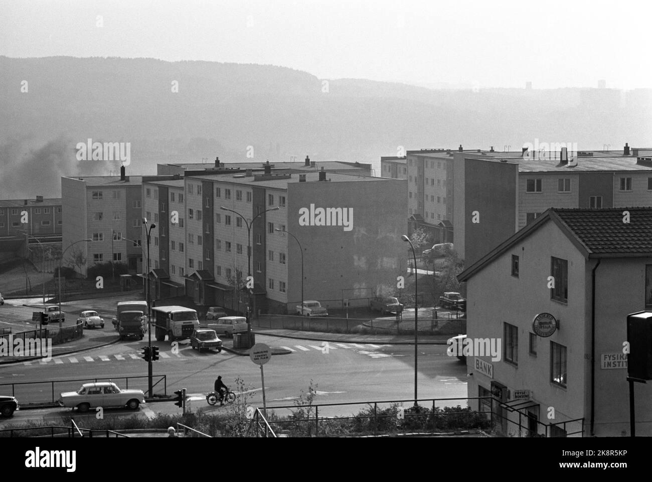 Oslo 19691025 Un quartier en fumée. Voici un cas de pollution de l'air municipale. Chaque jour ouvrable, ce nuage de fumée dépasse les écoles et les zones résidentielles de Veitvedt et Linderud à Oslo. C'est la municipalité d'Oslo qui se débarrasse ainsi des déchets chimiques de l'industrie de la ville. Tout est brûlé chaque jour sur un feu de camp à Groruddalen, et les déchets industriels pleuvent sur les écoles, les terrains de jeux et les nombreuses maisons de travailleurs industriels sous forme de suie. Photo: Par Ervik / actuel / NTB Banque D'Images